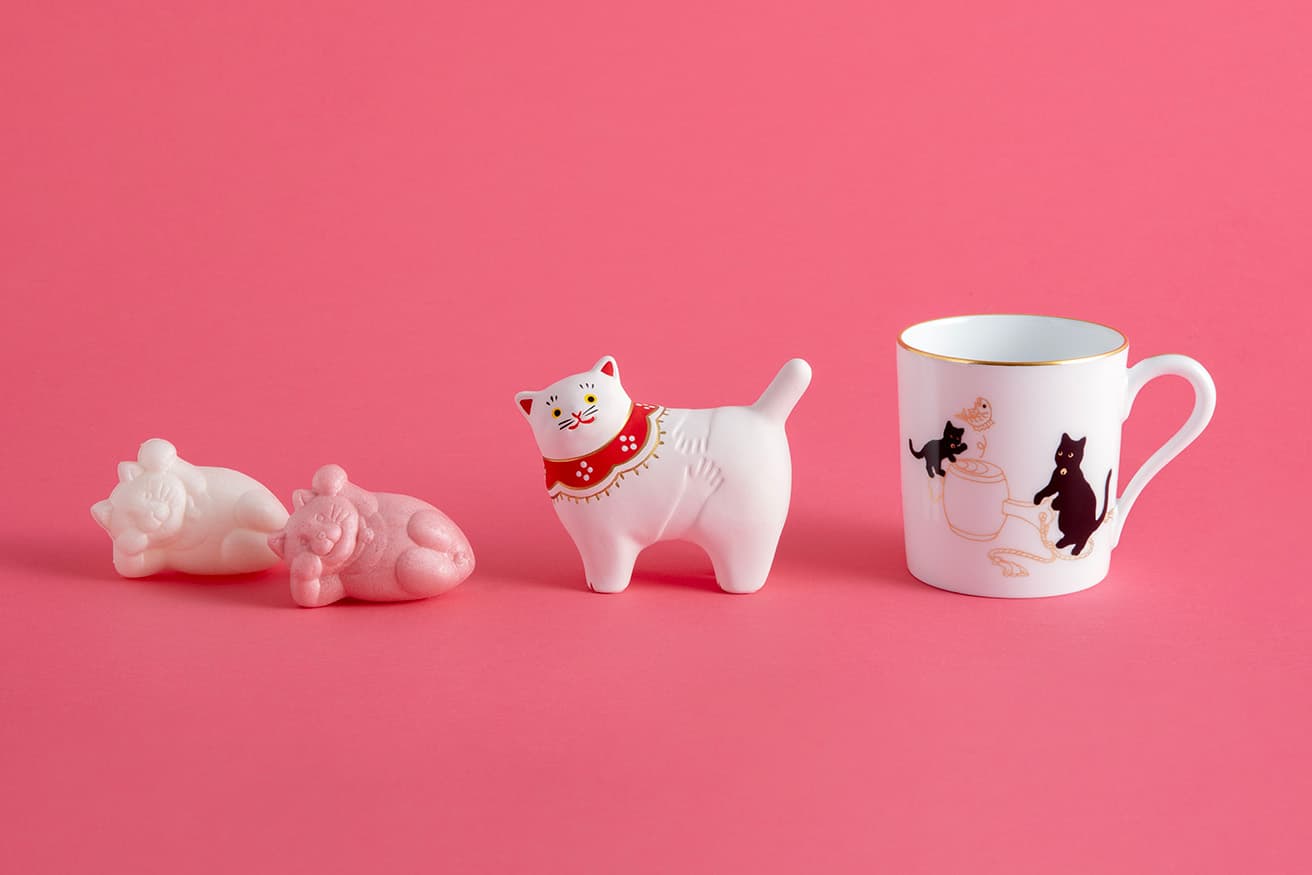 左から《たらふくもなか祝い箱》1,650円（6個入り）、〈佐助稲荷神社〉の人形2,500円、〈大倉陶園〉の「打ち出の小槌」マグカップ8,250円。