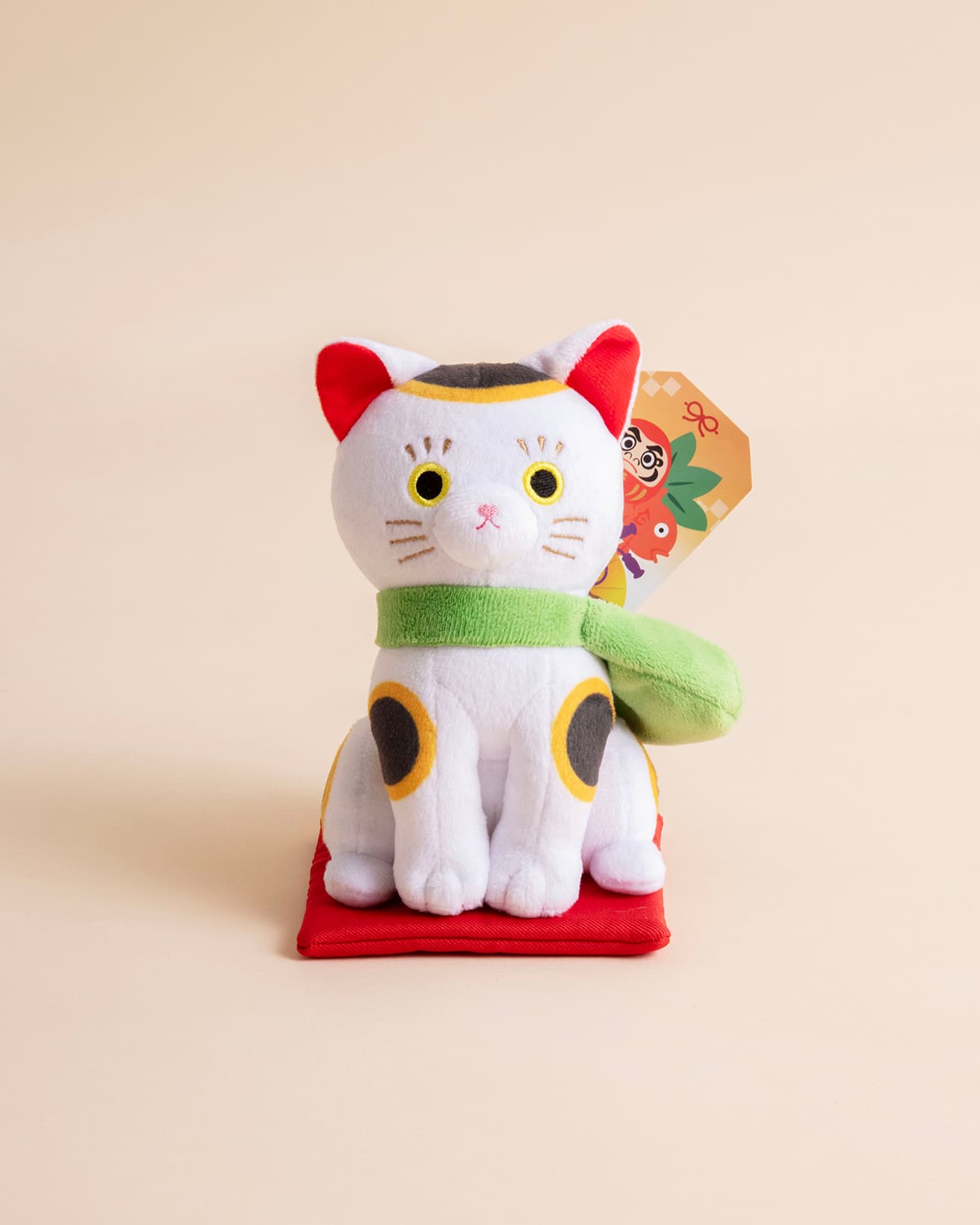 幸運を呼ぶかぎしっぽのネコチャンぬいぐるみ。縁起物カードと首に下げることができる風呂敷バッグ、お座布団が付いてますの♡　《福を招くニャ! かぎしっぽの猫さん縁起物ぬいぐるみ》3,731円。