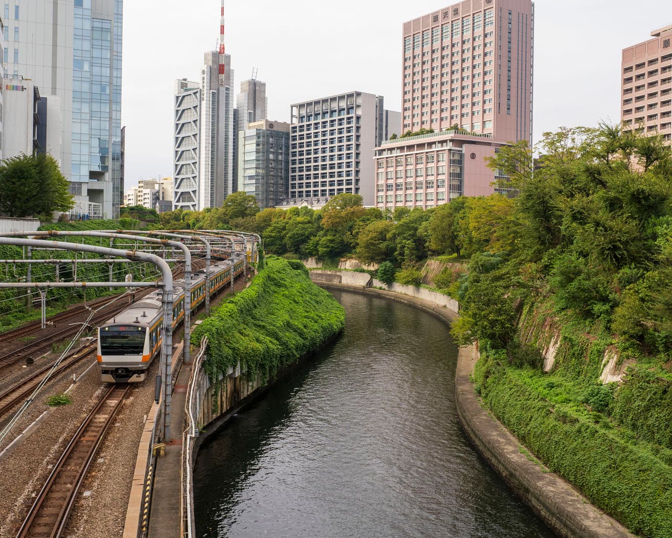 《御茶ノ水・神田川2023》写真奥の水道橋駅手前には、ノーマン・フォスター設計の〈センチュリータワー〉（現〈順天堂大学センチュリータワー〉）が1991年に竣工した。