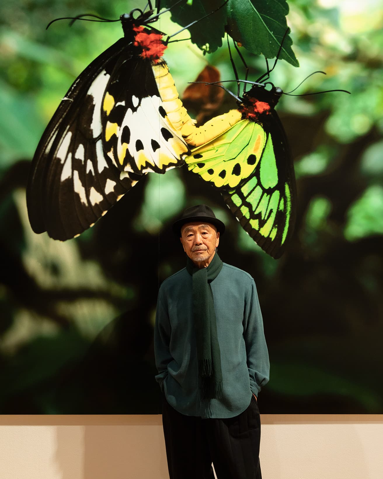 展示作品の前に立つ藤原。『祈り・藤原新也』は2023年1月29日まで〈世田谷美術館〉にて開催中。