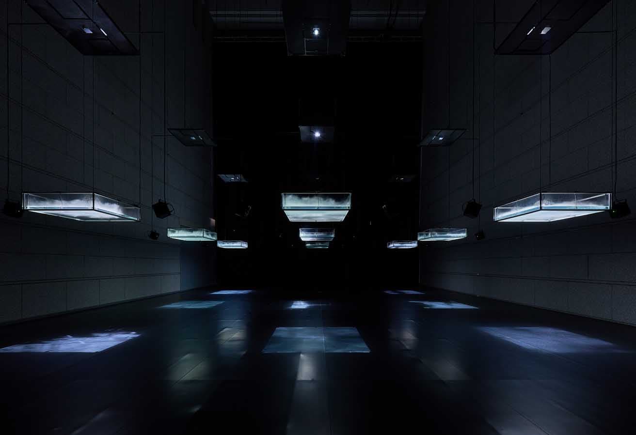 坂本龍一＋高谷史郎《LIFE–fluid, invisible, inaudible...》2007年。見上げると9つの小さな“庭”のような水槽が浮かんでいるのが見える。©2024 KAB Inc. 撮影：浅野豪