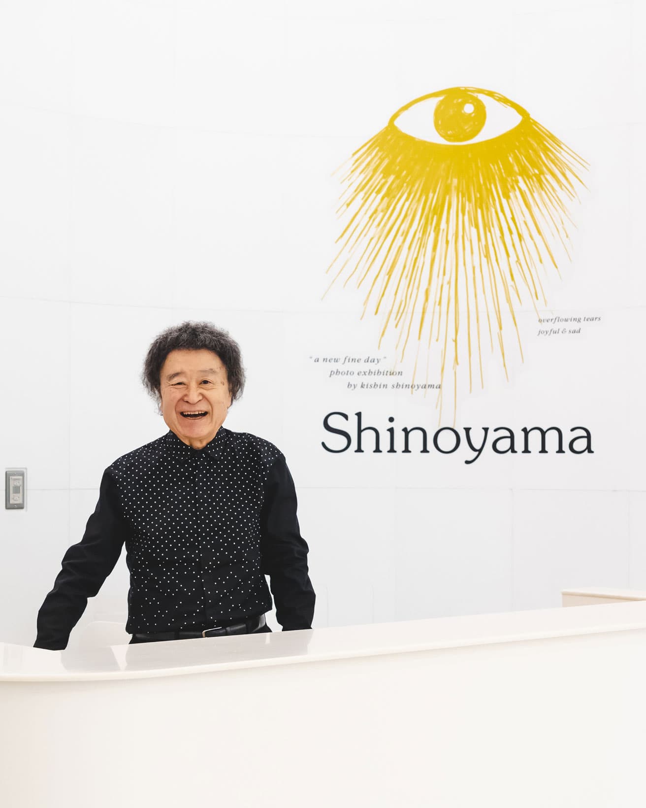 2021年5月25日、〈東京都写真美術館〉の『新・晴れた日　篠山紀信』展入口にて。