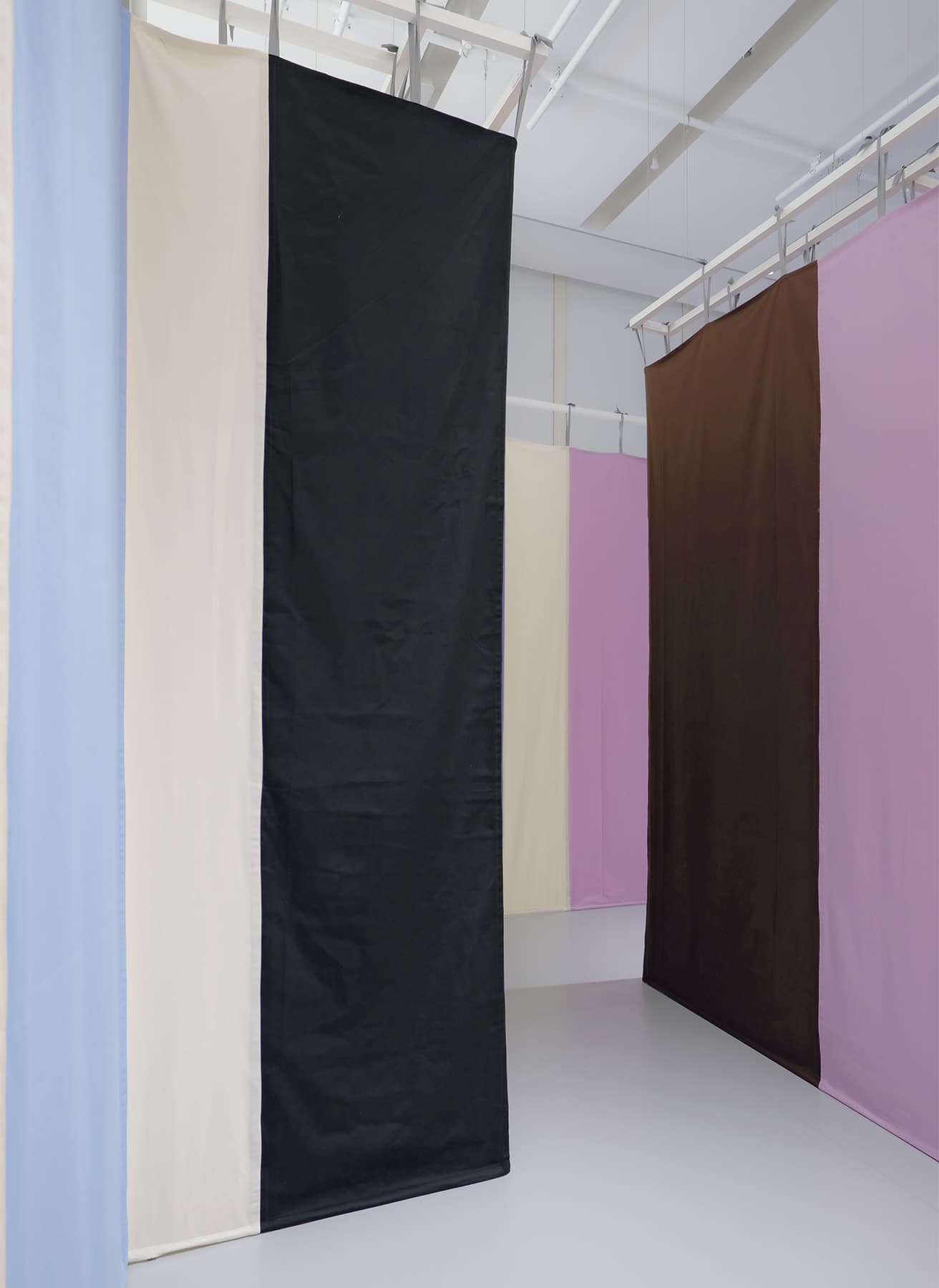 Singspiel［ジングシュピール（歌芝居）］（2009）　14分45秒、垂れ幕：290×6,240cm。