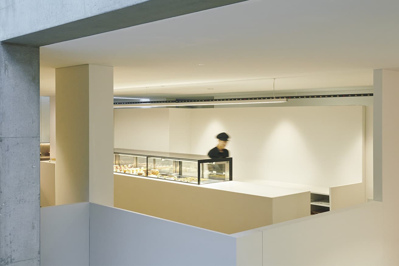 入口からショーケースを望む。店内までは回廊のようなアプローチで、列に並んでいる間も楽しい。