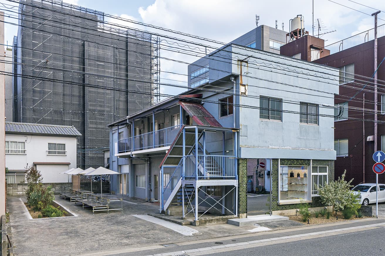 広場は建物と同じ広さ。