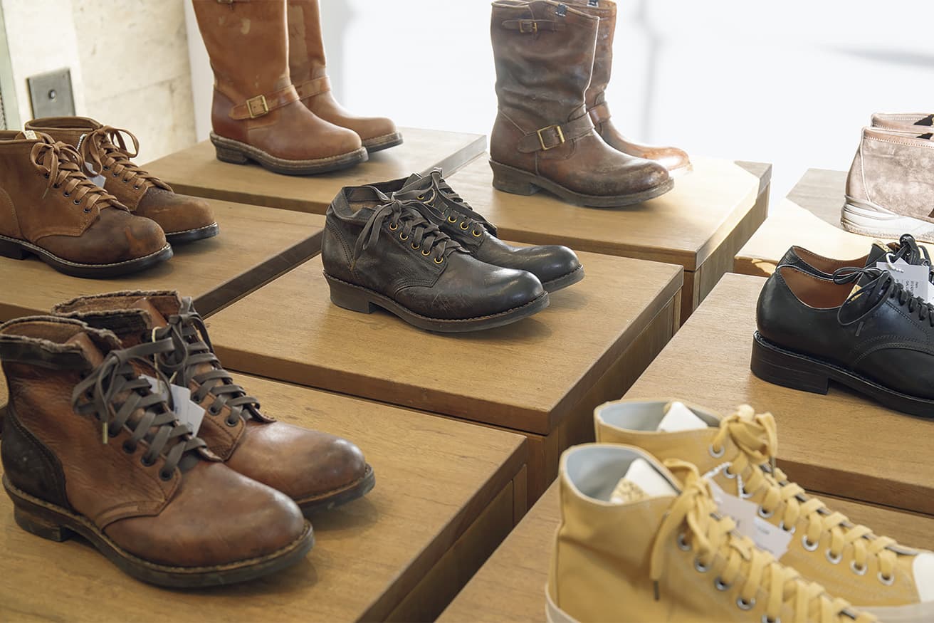 〈visvim〉のルーツでもあるシューズが並ぶ一角は異国情緒溢れる建築とマッチする。