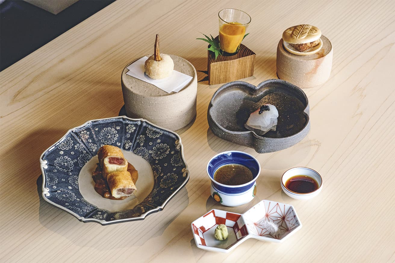 夕食はコースのみ。宿泊客以外も利用できる。18,150円。