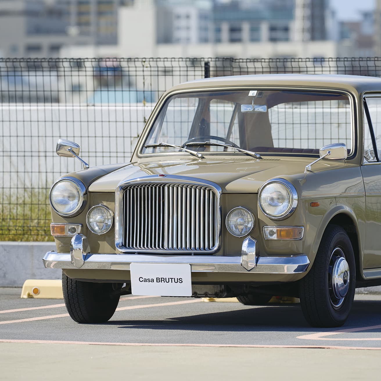 荘厳なグリルは、この小型車が高級車である証。