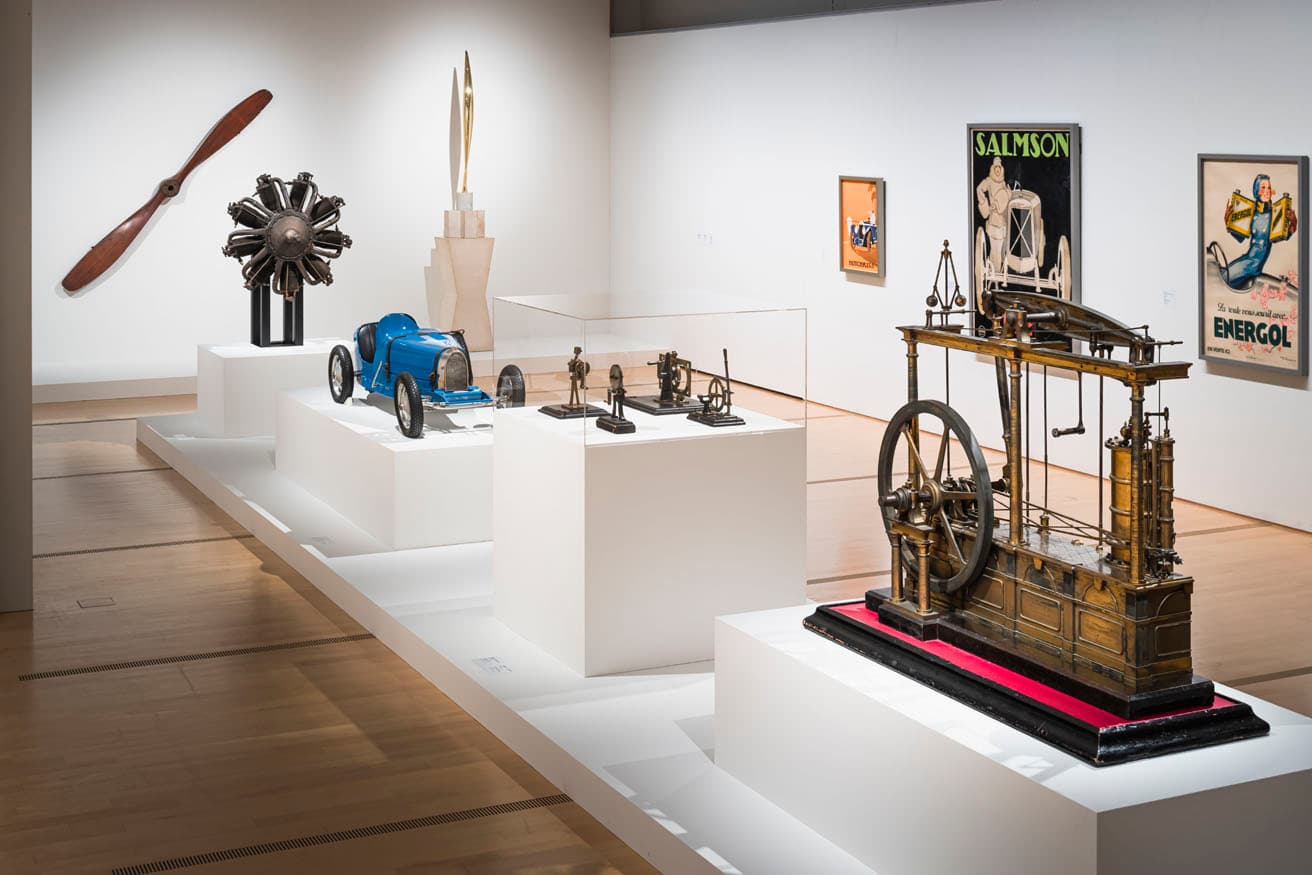 展示風景「第1章　機械と人間：近代性のユートピア」より。左の壁の一番右がコンスタンティン・ブランクーシ《空間の鳥》（1926年・1982年鋳造、滋賀県立美術館蔵）。その左2点は実際の航空機のプロペラや計器類。　photo_Ooki JINGU
