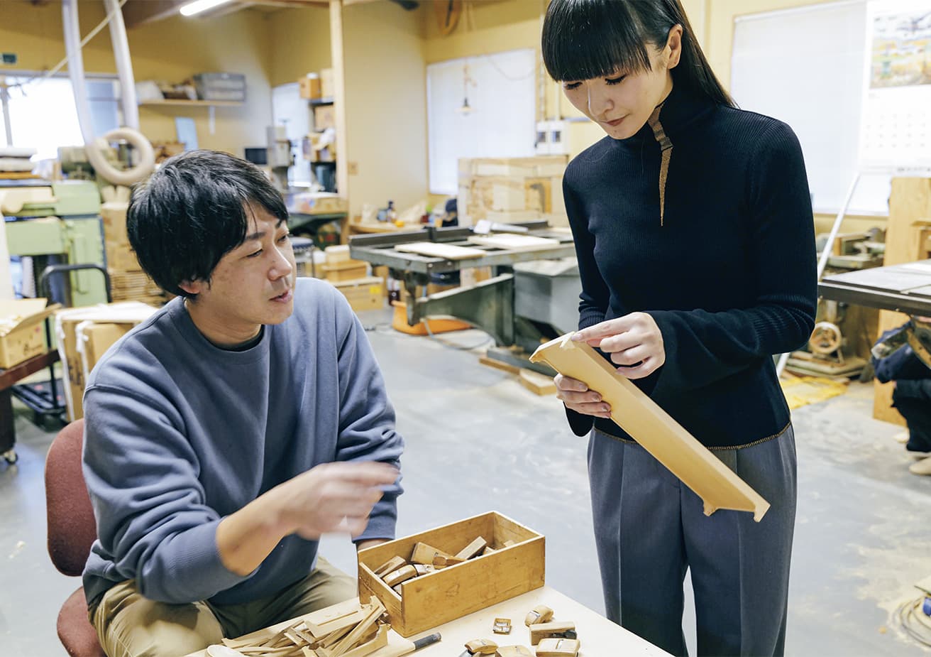 木地師の久保田啓介さんと。「隅までピシッとして、しかも滑らかですね」とかしゆか。