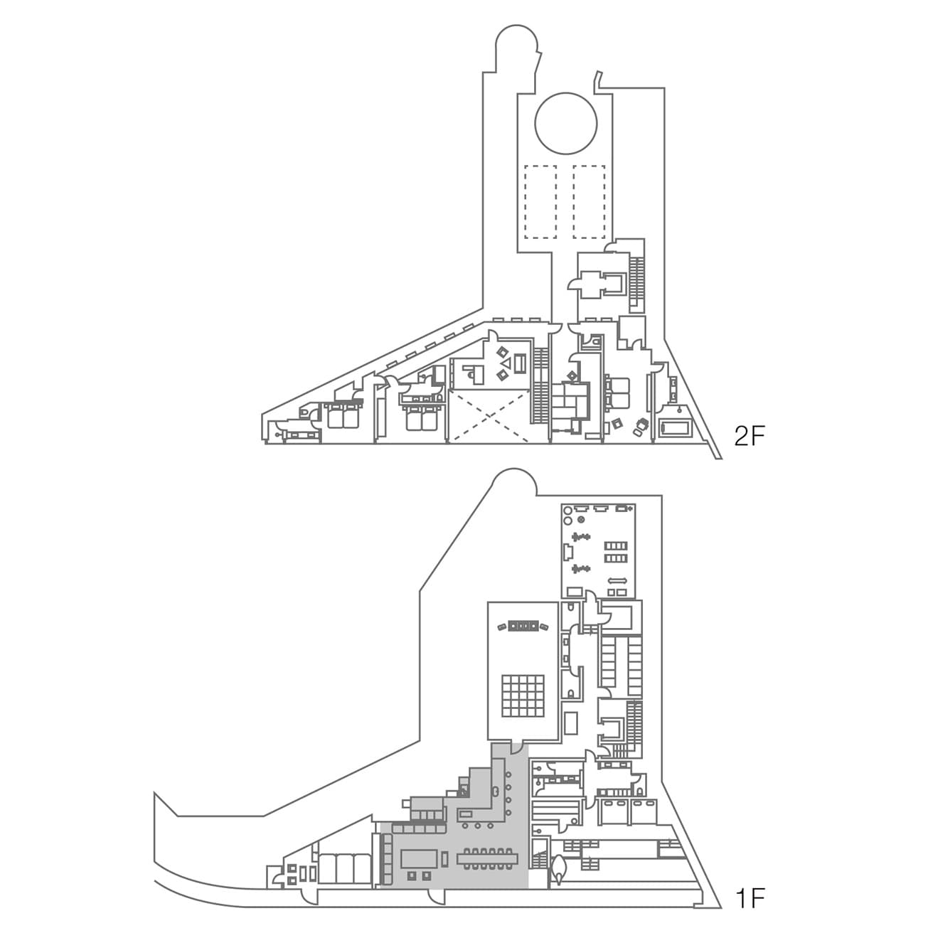 敷地の形状を踏まえ、海に向かうファサードは一端がカーブを描いている。リビングの上には書斎スペースもある。