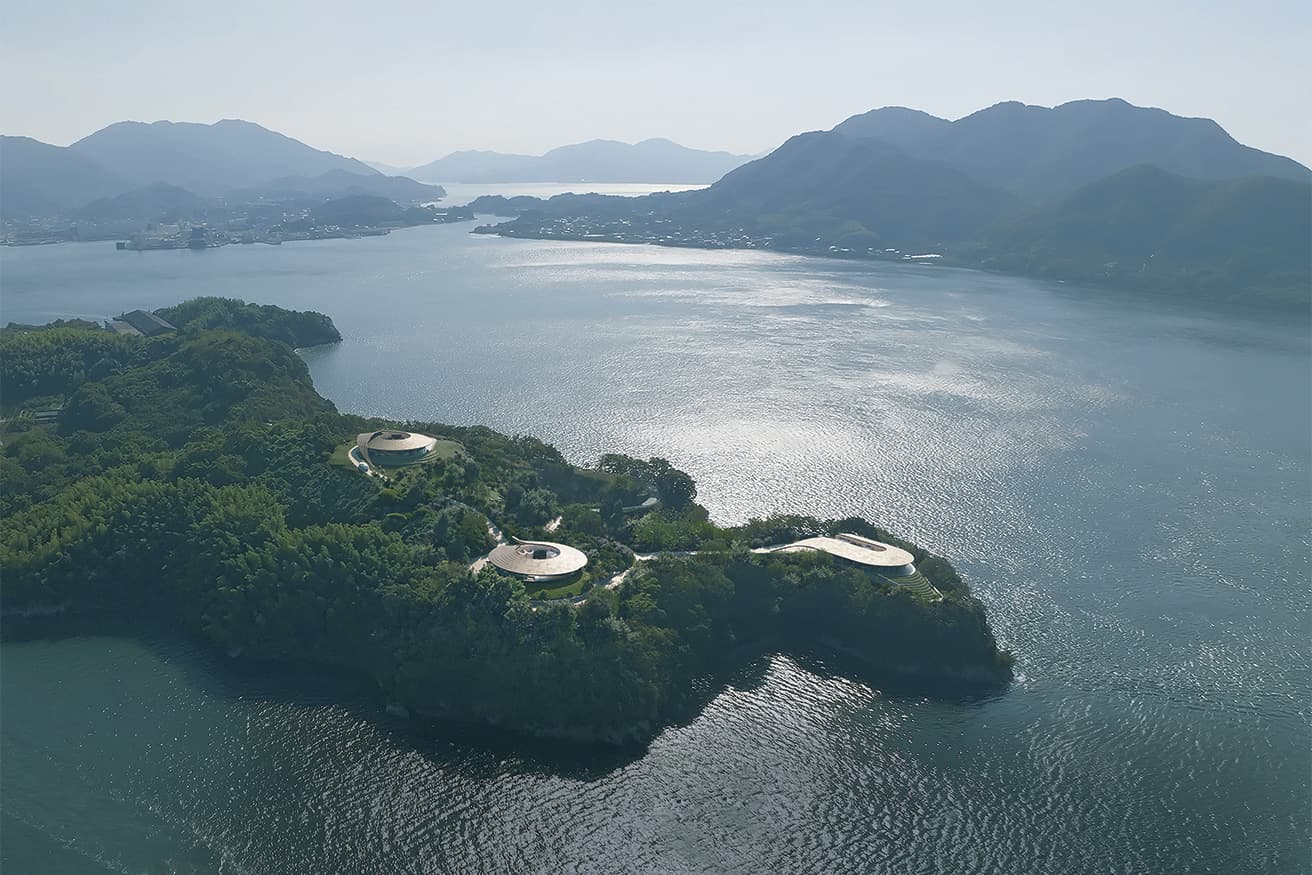 瀬戸内海に浮かぶ佐木島は、周囲約18.2km、柑橘栽培が盛んな島。南西の小さな半島をまるごとBIGがデザインした。地形に寄り添い《180》《270》《360》とカーブを描く各ヴィラは、上空から見るとひと際アイコニック。