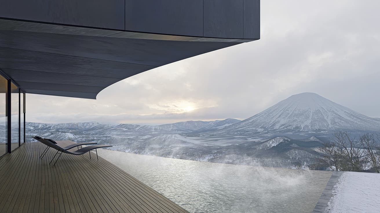 まるで空中に浮かぶようなウッドデッキのテラスと露天風呂。羊蹄山とどこまでも広がる地平線、遮るものが何もない絶景を独占できるのは、〈NOT A HOTEL RUSUTSU〉の山頂というロケーションならでは。