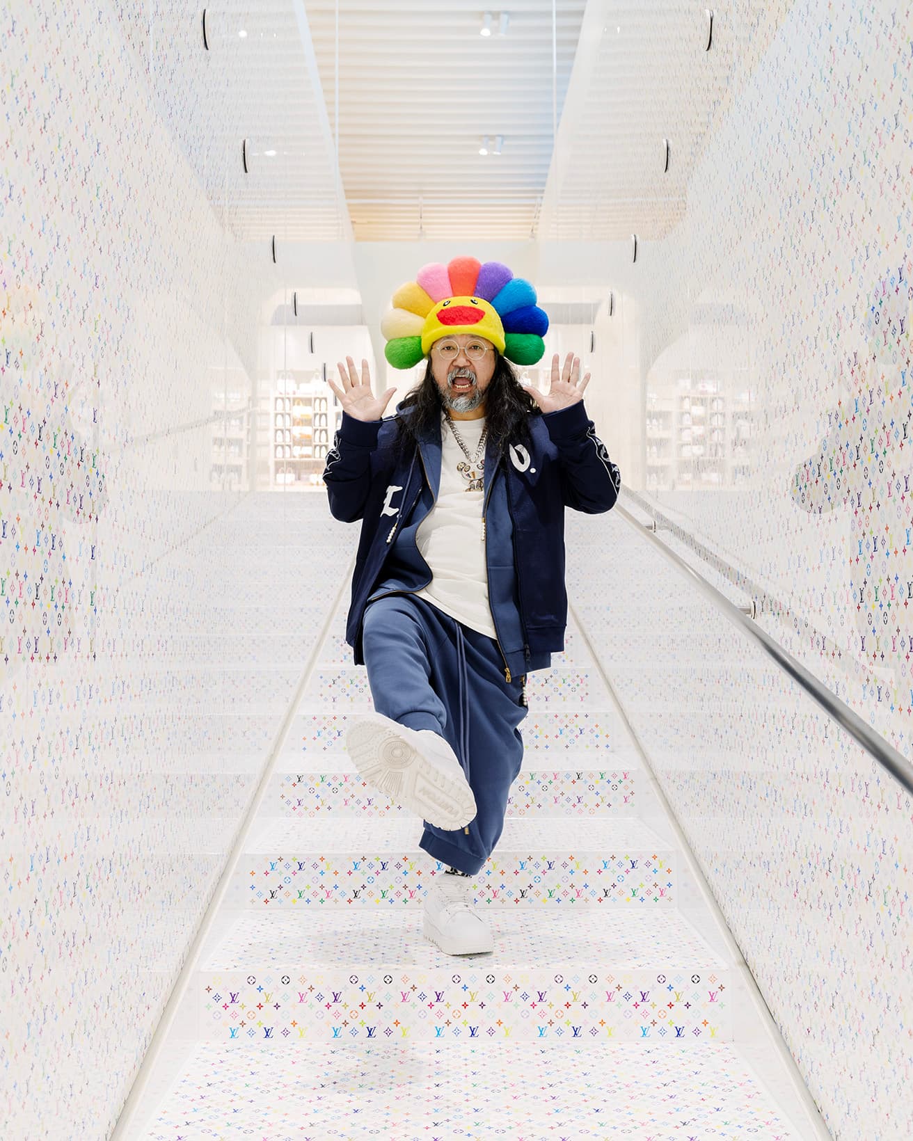 東京・原宿で開催中のポップアップストアに現れた村上隆。2階へと続くモノグラム･マルチカラー モチーフの階段にて。