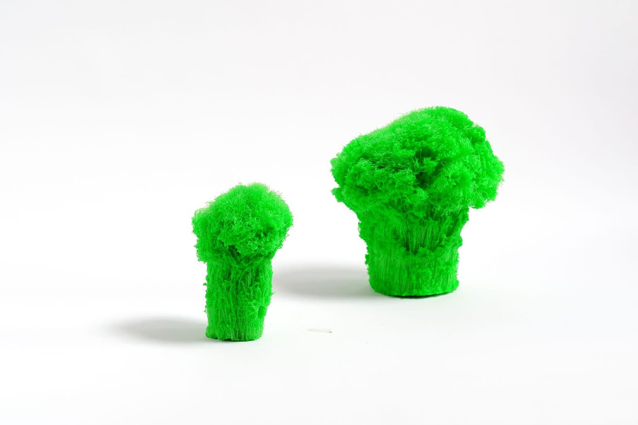 隙間にペンや小物を差し込んで収納できる、井上拓音の《Polybroccoli》。ポリプロピレン繊維を束ねて加熱し繊維が偶発的に溶けることでできた、「人工物でありながら植物のように一つとして同じ形のない人工有機物」だとか。L 6,600円、S 2,200円。