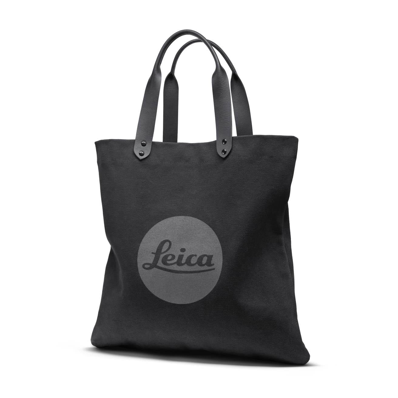 〈ライカ〉ロゴをあしらったコットンキャンバス製トートバッグ《Leica Shopping Bag, washed canvas》。ハンドルはレザー製。