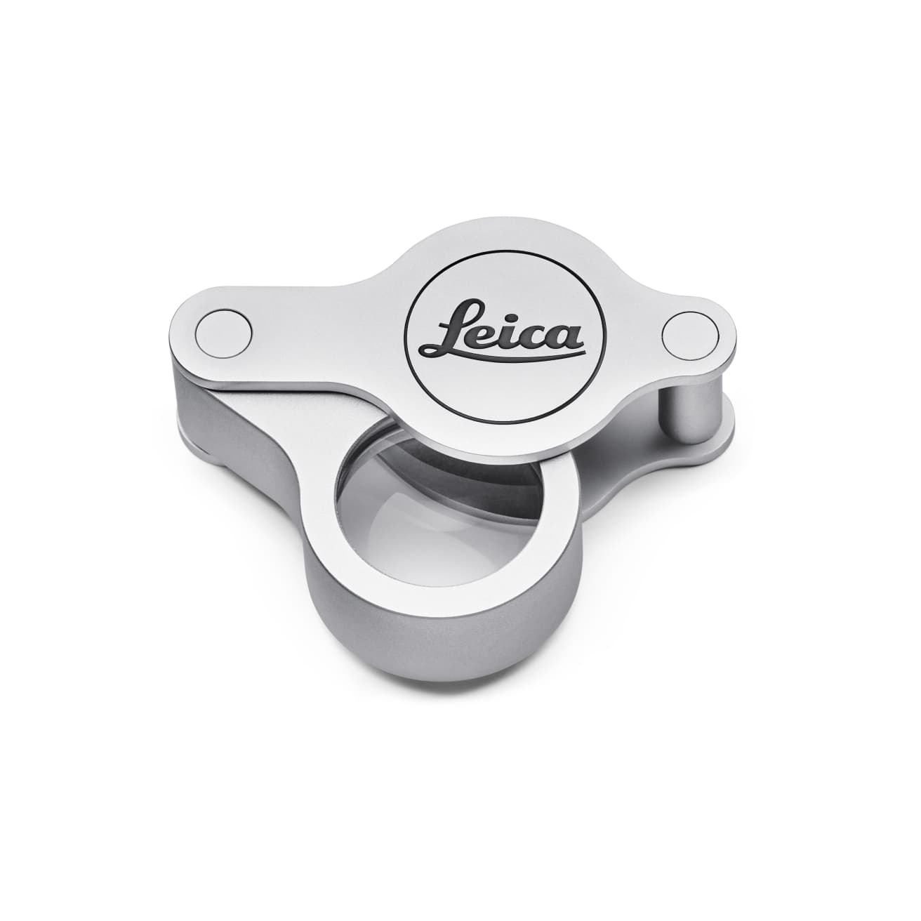 《ライカI》100周年を記念する10倍率のソリッドブラス製ルーペ《Leica Magnifier, silver chrome, 100 YEARS OF LEICA》。