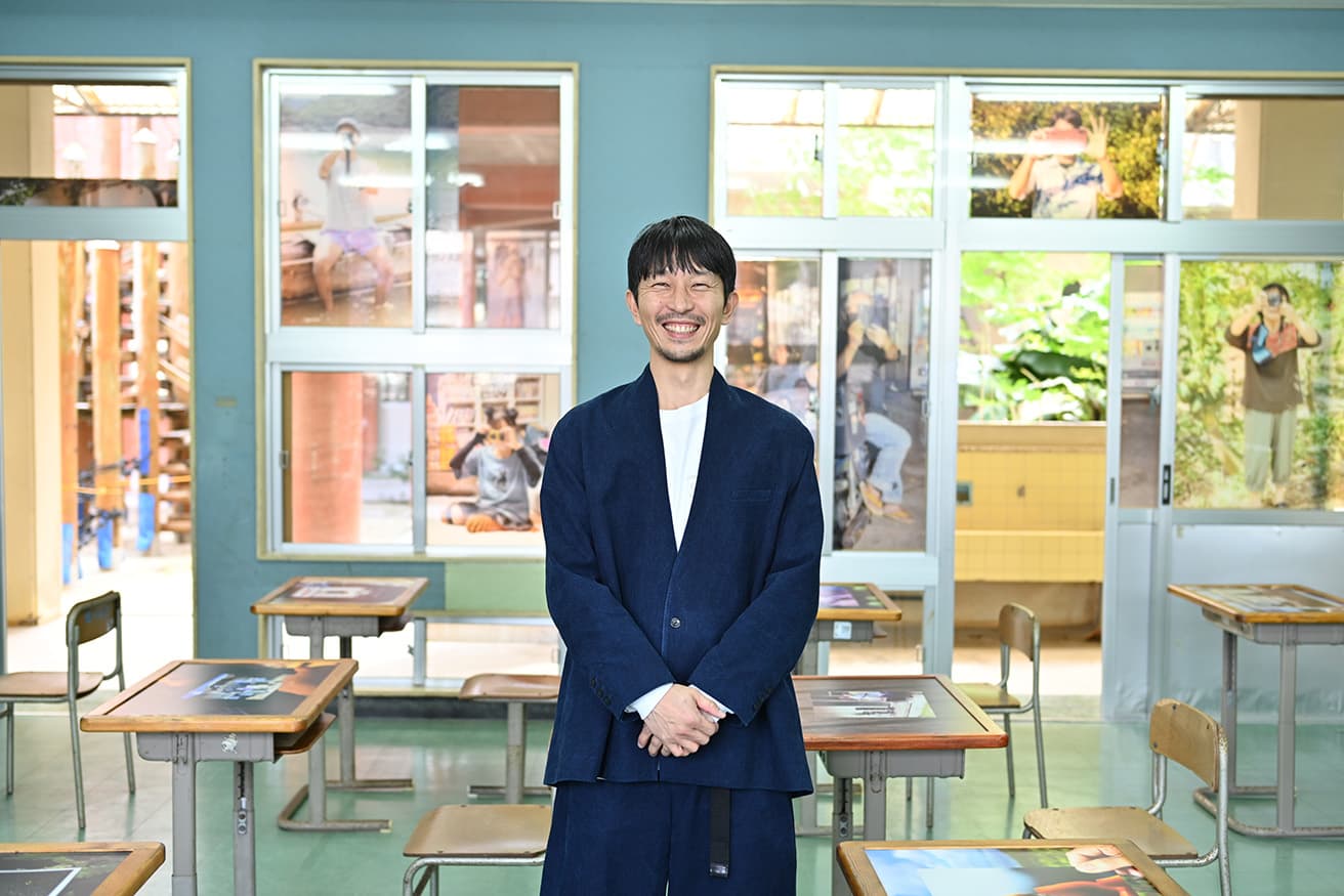 写真家・浅田政志の《ティーチ カナサン》。やんばるに住む15人の一番大切な1枚の写真を選んでもらい、写真作品として展示する。