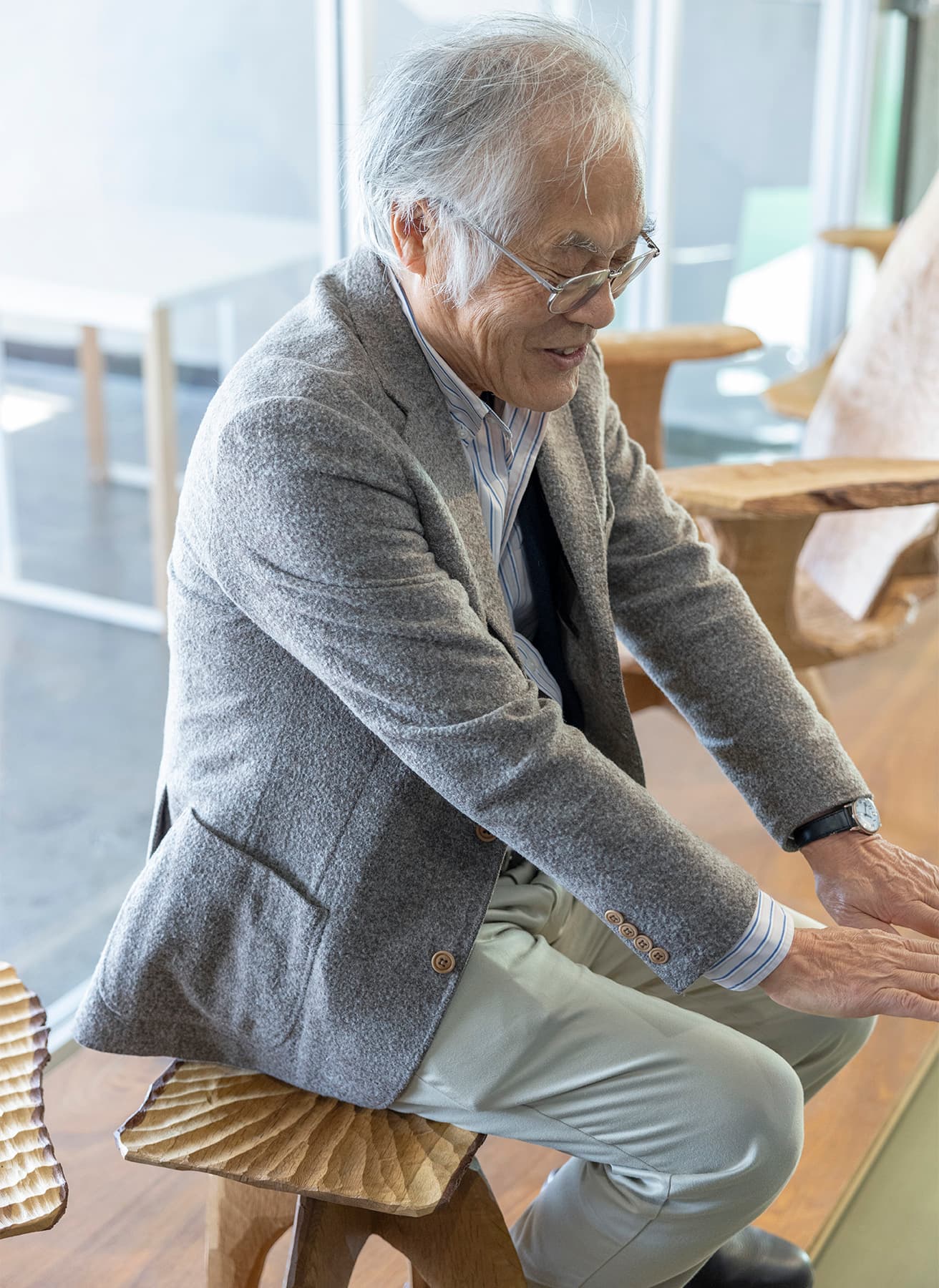 《きもの椅子》に腰掛ける藤森。「和服でも腰掛けやすいでしょ」