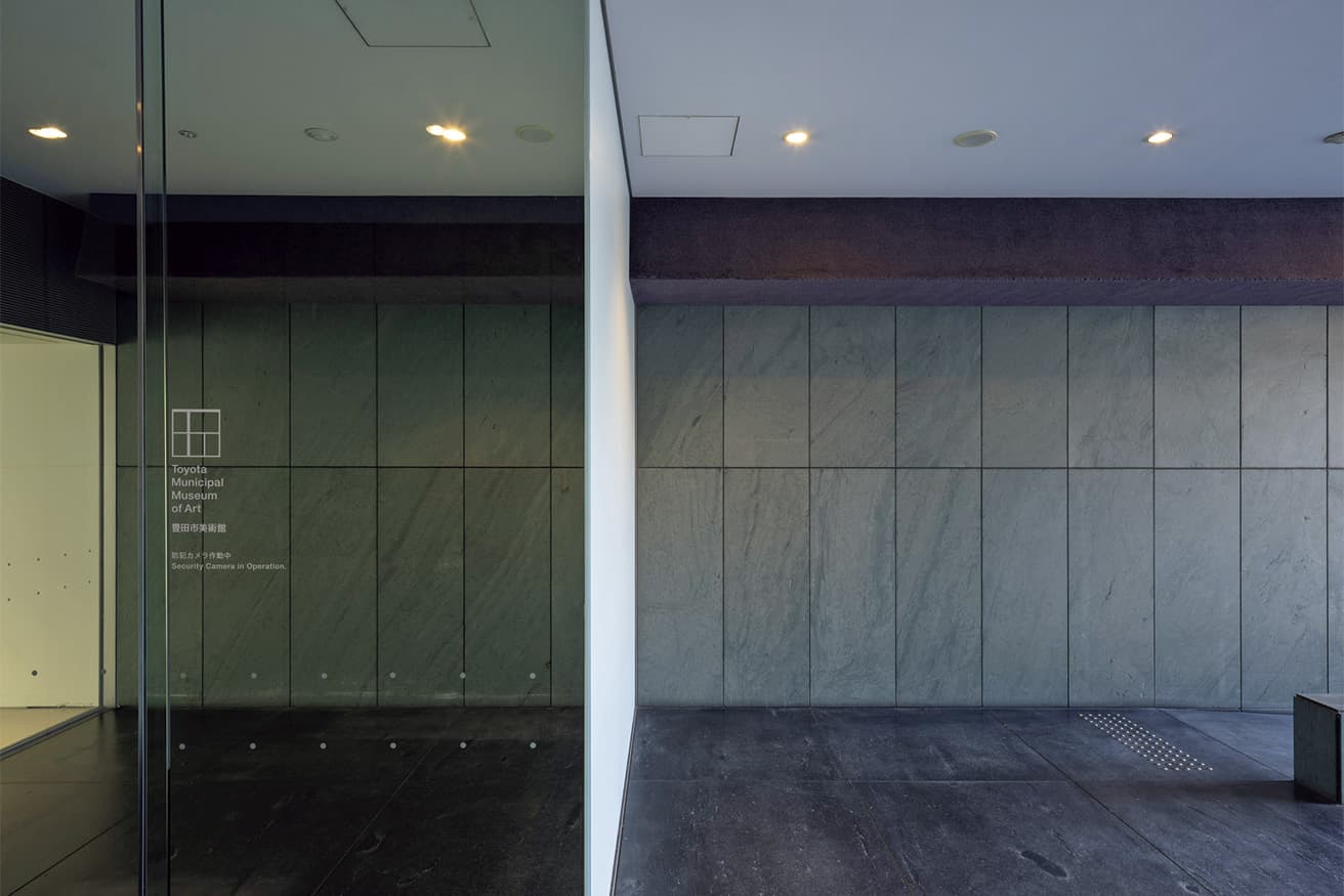 入口の上部にも、内側から貫き現れた《FLOOR》の一端を見ることができる。