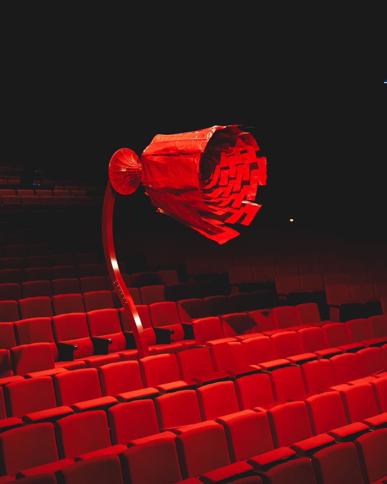チェ・ウラム《Red》。花は閉じてはまた開いていく。