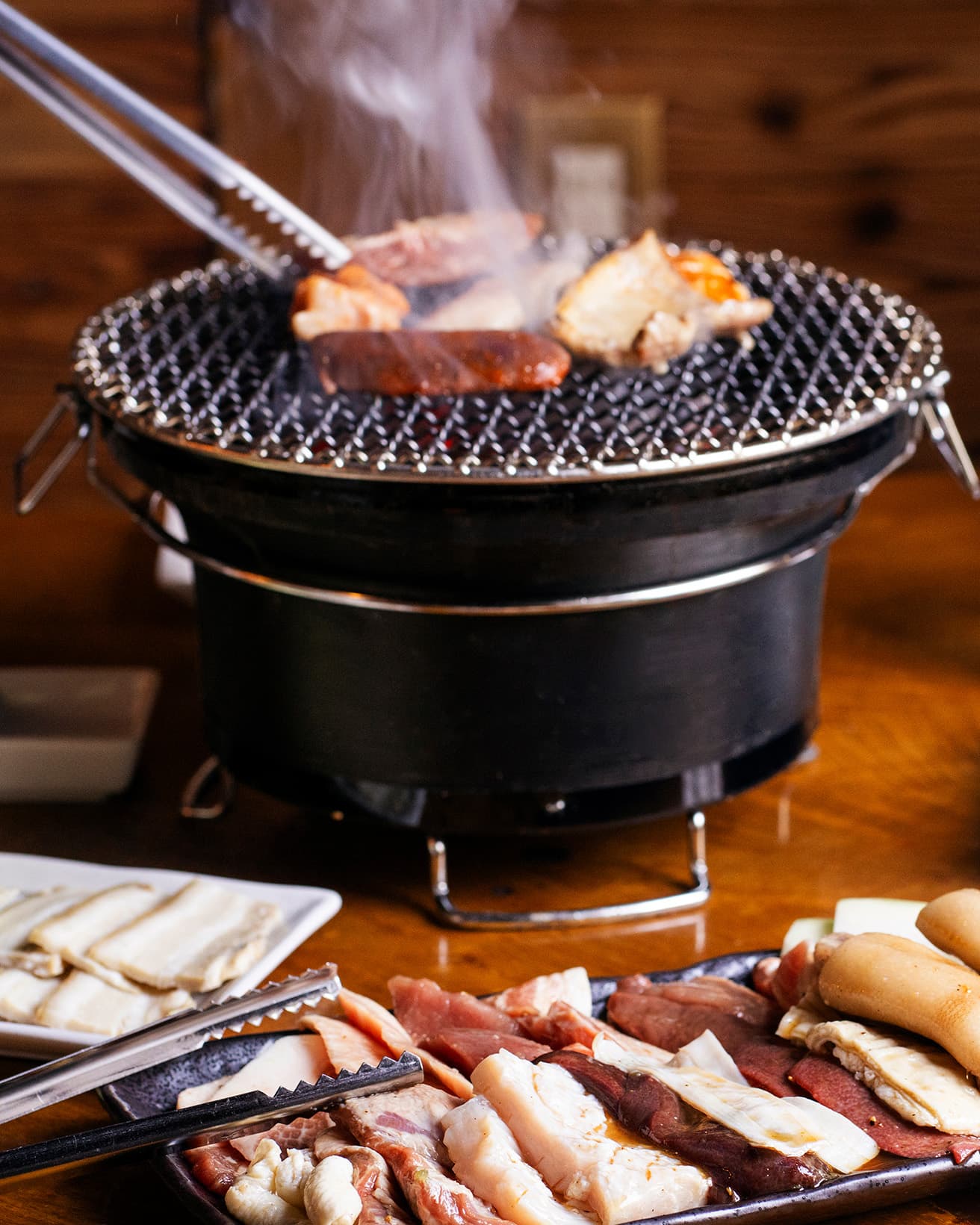 厚切りのホルモンは焼くのが難しそうだが、炎ではなく、炭の遠赤外線で火を入れる。まずは網の中央で触らずにじっくりと、表面の脂が溶けてきたら裏返すのが焼きのコツ。時間のかかりそうなものや仕上げ、温めは外火で。