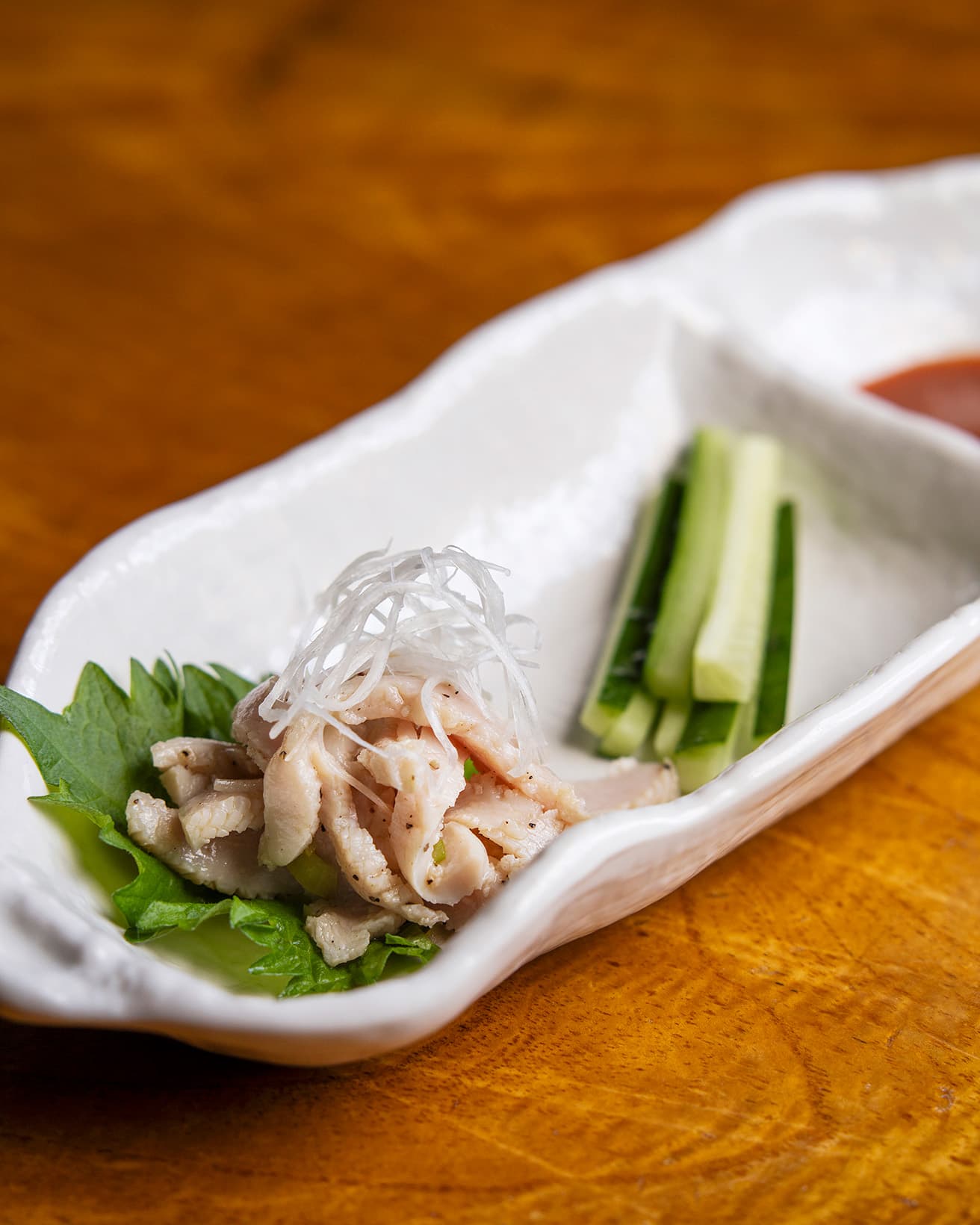 一品料理の《ガツ刺》700円。ガツは豚の胃袋の筋肉にあたる部位。新鮮だからこその歯応えと味わい。