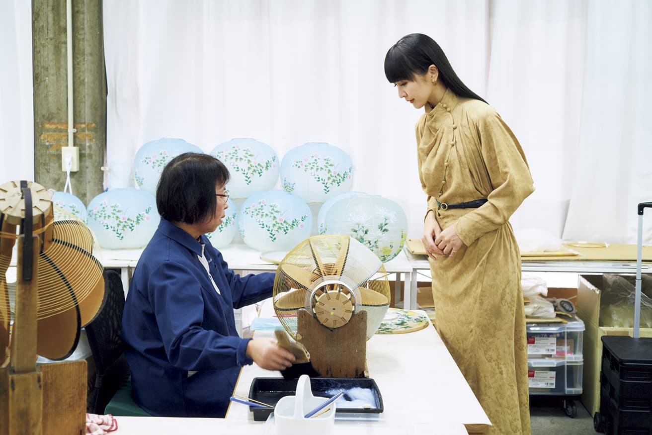 300年以上の伝統を誇る「岐阜提灯」。その火袋（灯りがともる部分）を作る伝統工芸士・松本秀代さんと。「竹ひごのしなりと手漉き和紙の繊細さ。自然素材の特性が柔らかな美しさや張りを生むんですね」とかしゆか店主。