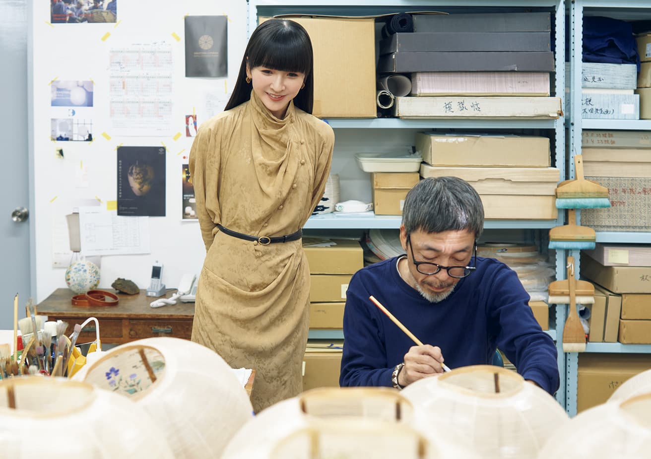 伝統工芸士の猪原崇光さんと。