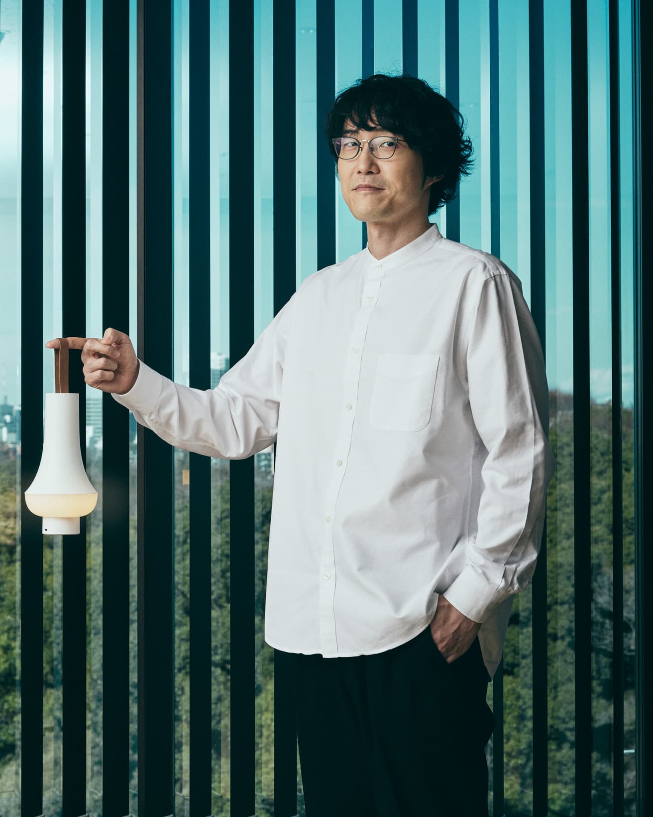 重量は700g。指一本で軽々と持ち上げることができる。