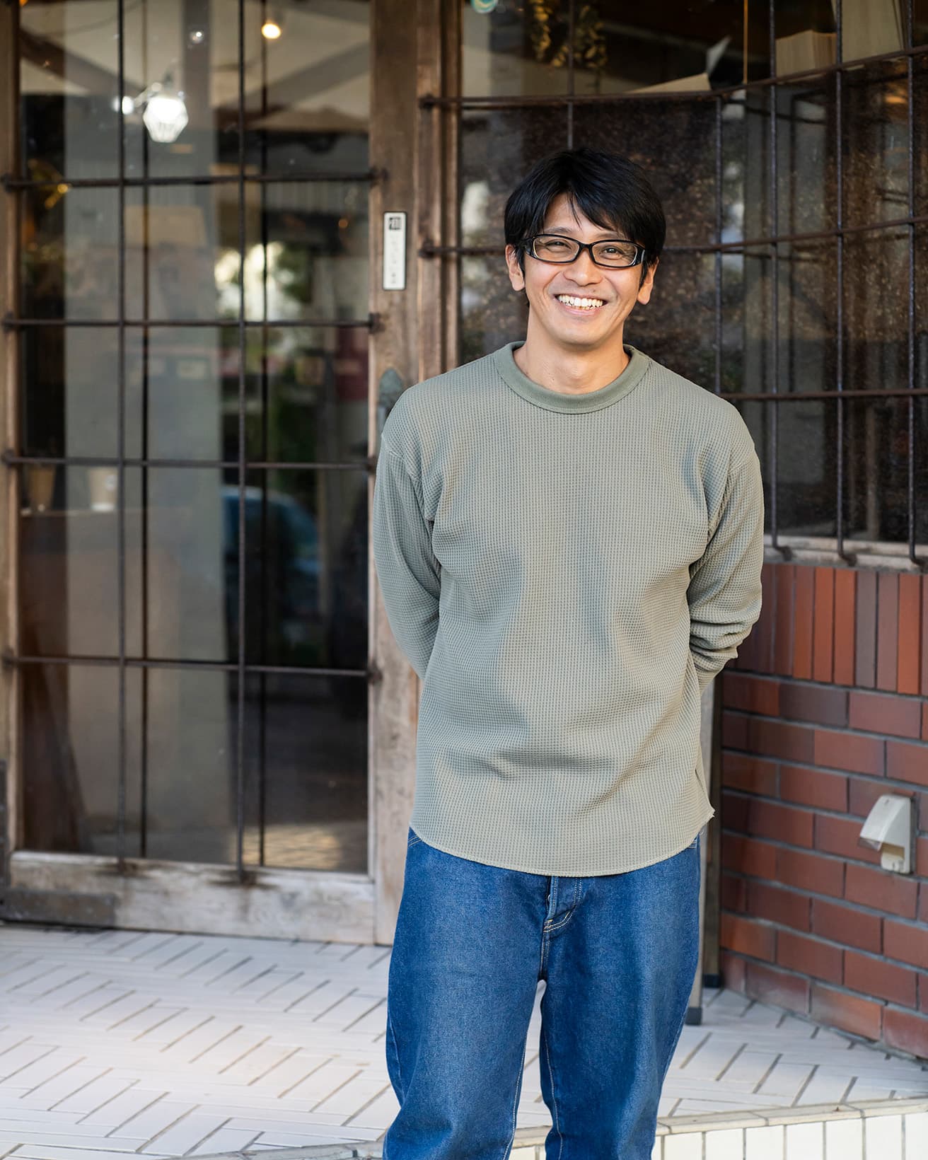 沖縄市出身。独学でコーヒーと焙煎を学び、2010年に開業し、2017年に焙煎所を開設。日本の競技会『ジャパン コーヒー ロースティング チャンピオンシップ』で2017年と2022年に優勝。