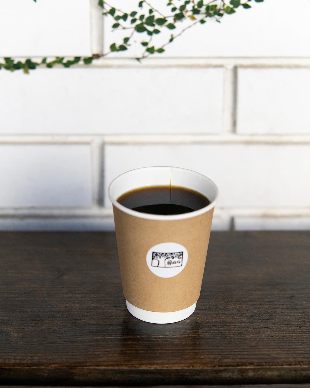 ドリンクはテイクアウトのみ。「アメリカーノ」572円、「ドリップコーヒー」648円から。店舗前のベンチも利用可能。
