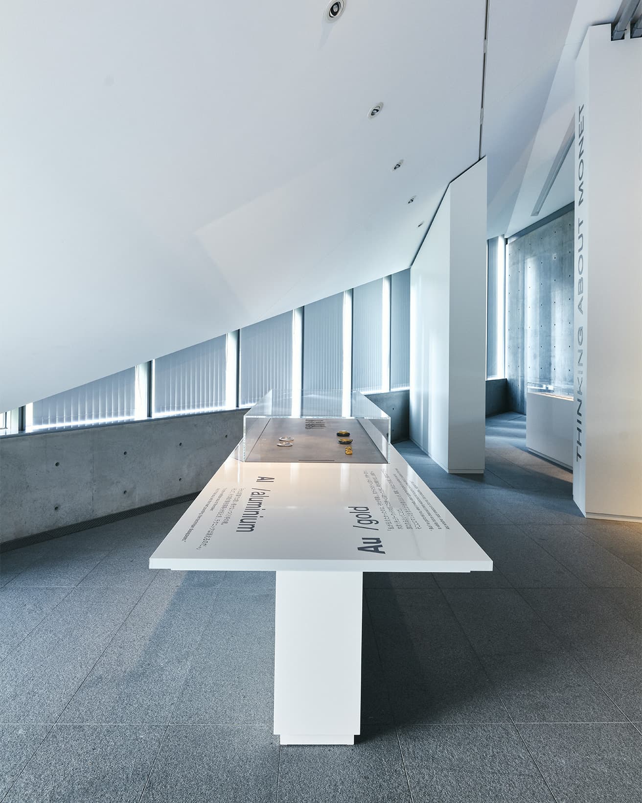 〈STEEL, GOLD／アルミニウム、スチール、ゴールド〉が展示されたスペース。