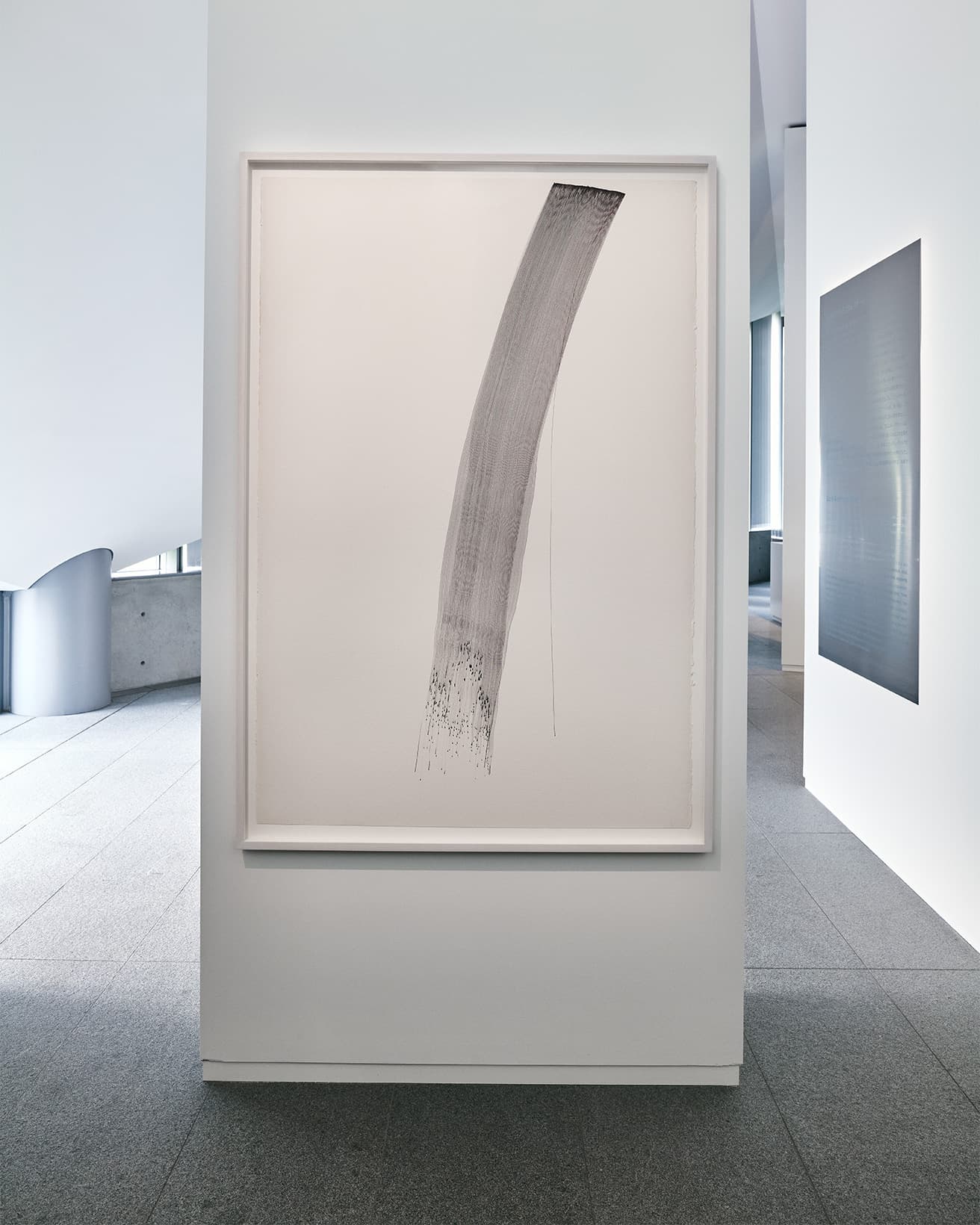 〈PAINTING／絵画〉ブラッシュが20代の頃から取り組んでいたのが絵画作品だ。日本の能楽、特に「幽玄」の概念に魅せられ、その呼吸を制作に取り入れた。極細のインクの線を腕のストロークが届く範囲で一気に描くのを繰り返す。作品名は能演目や能面から。写真は《Koald97:KOMACHI（小町）》［すべて紙・インク］1985年。