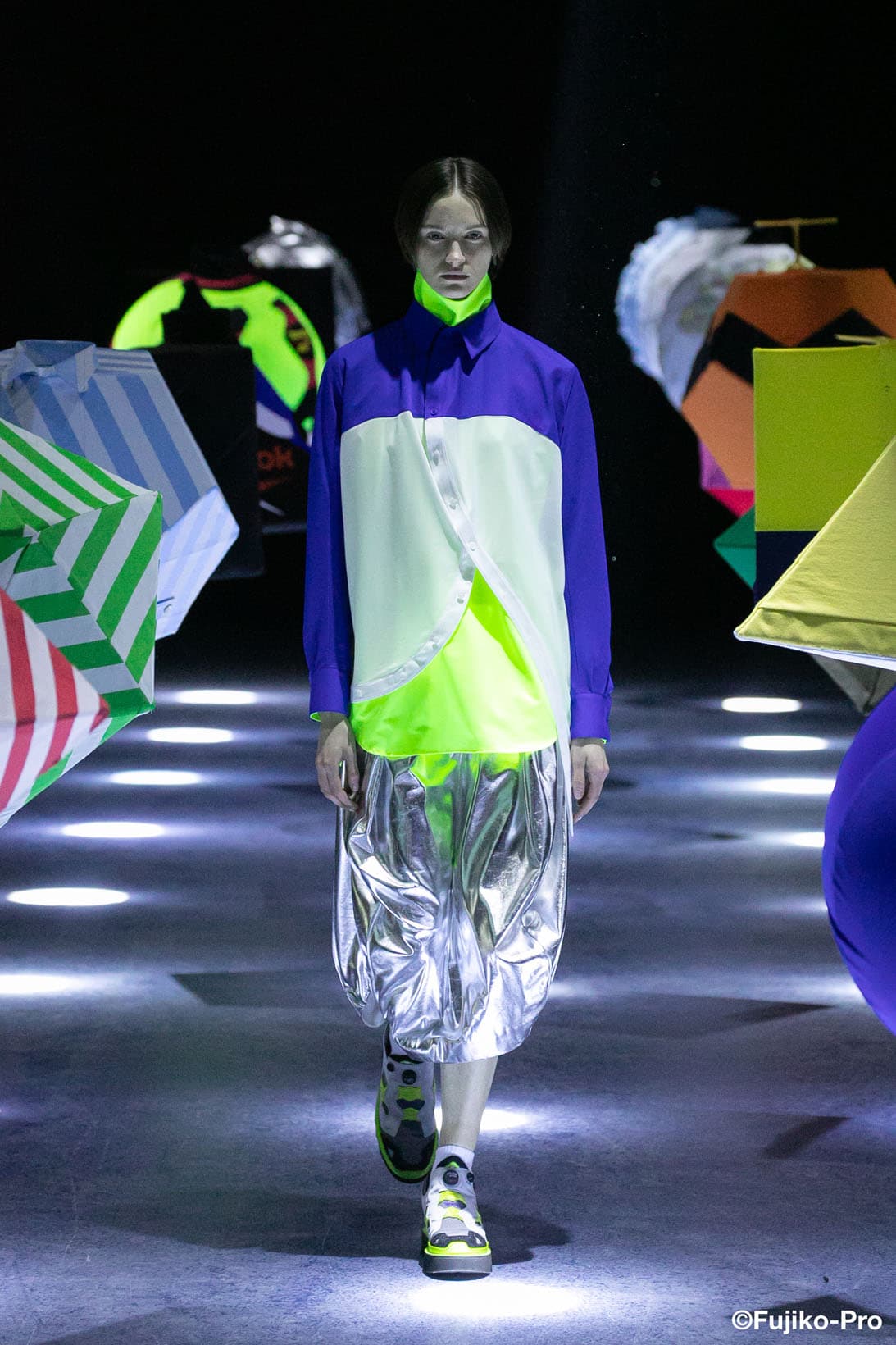 パリコレのランウェイにドラえもんが登場!? アンリアレイジによる「無生物のための服」とは？