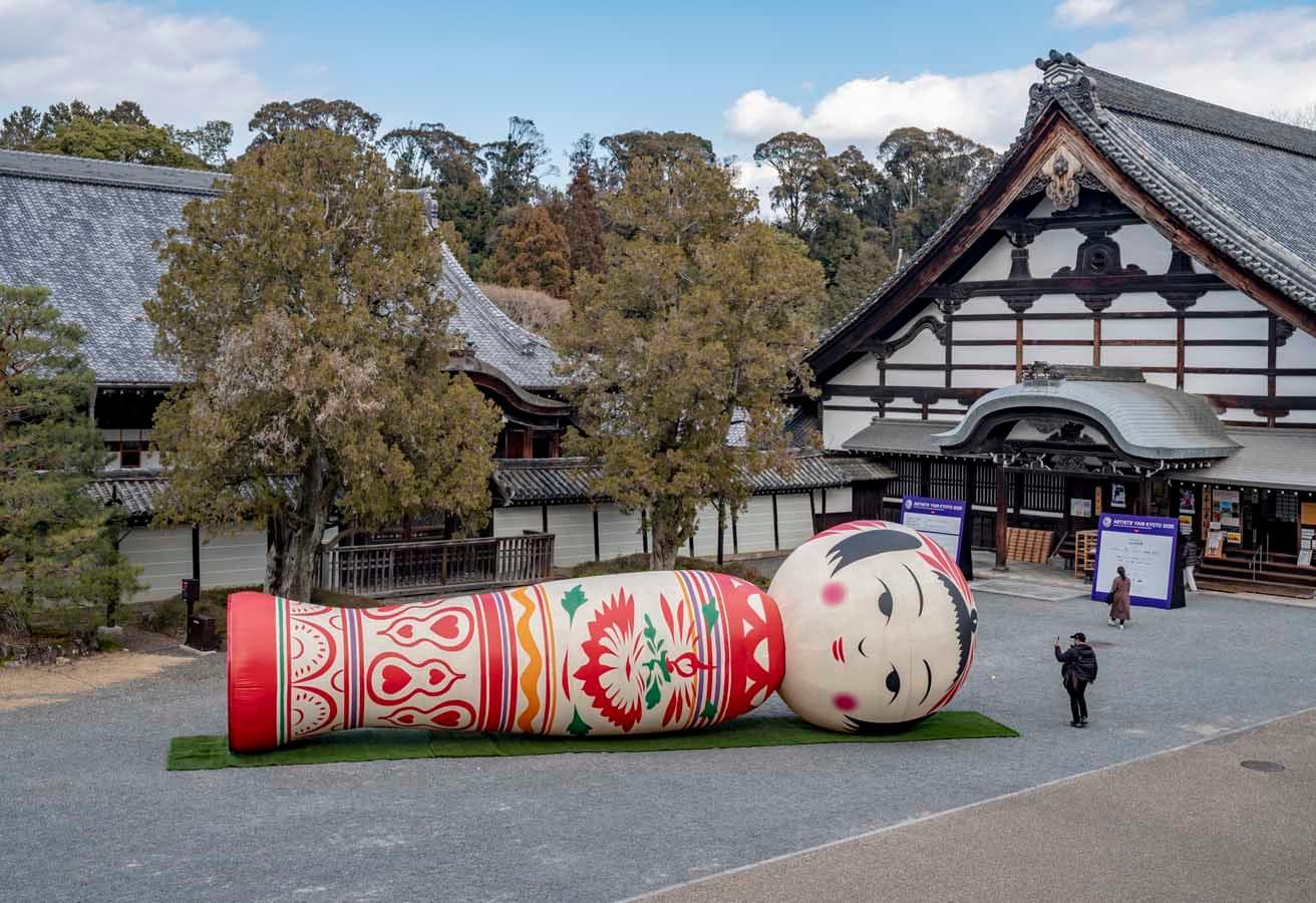 今年は〈臨済宗大本山 東福寺〉に登場した、アートユニットYottaによる作品《花子》。