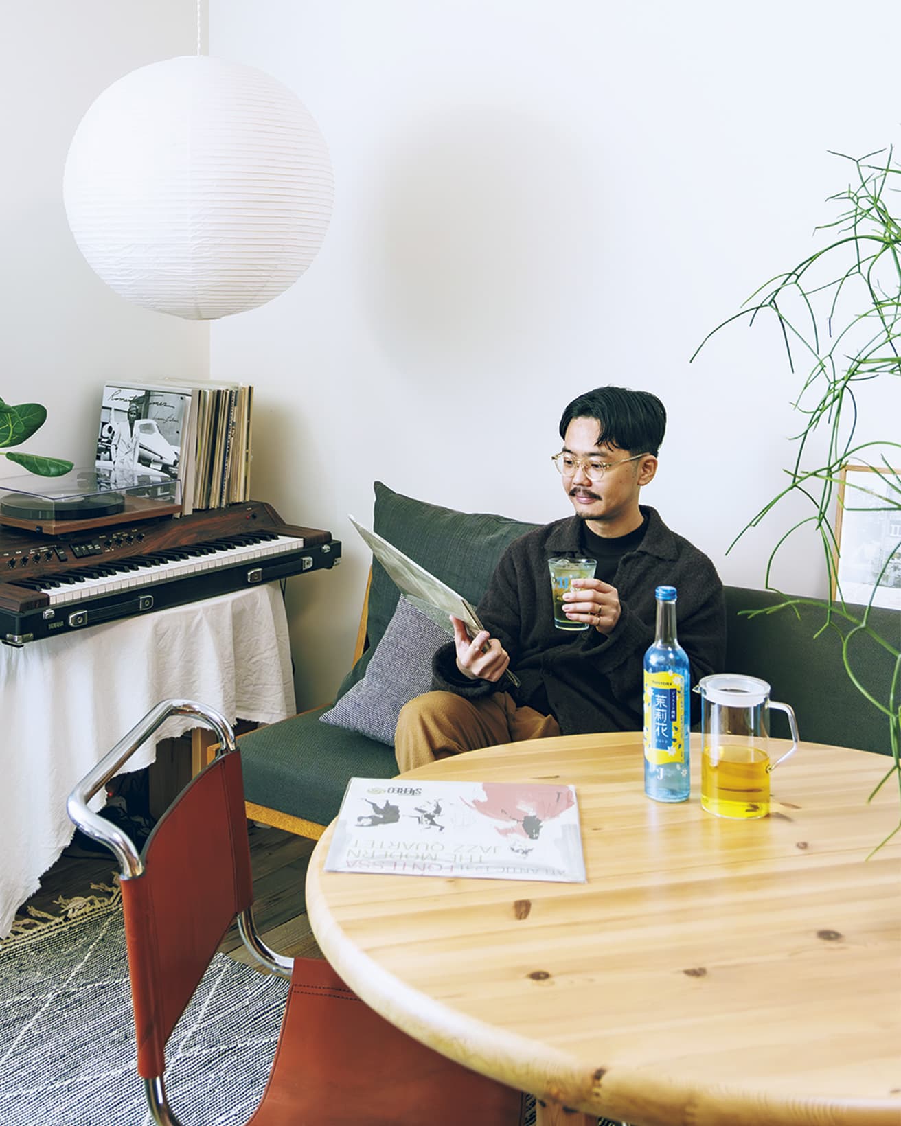仕事を終え、リビングで好きなレコードをかけながら、お疲れ様の一杯。「ジャンルは問わず何でも聴きます。ジャケ買いすることも」