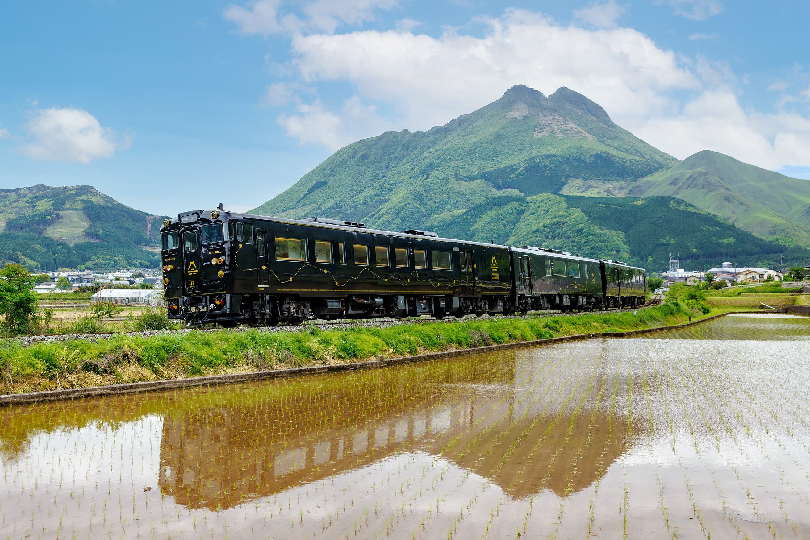 新しいデザイン列車に揺られ、 ゆふ高原線を五感で感じる旅へ。