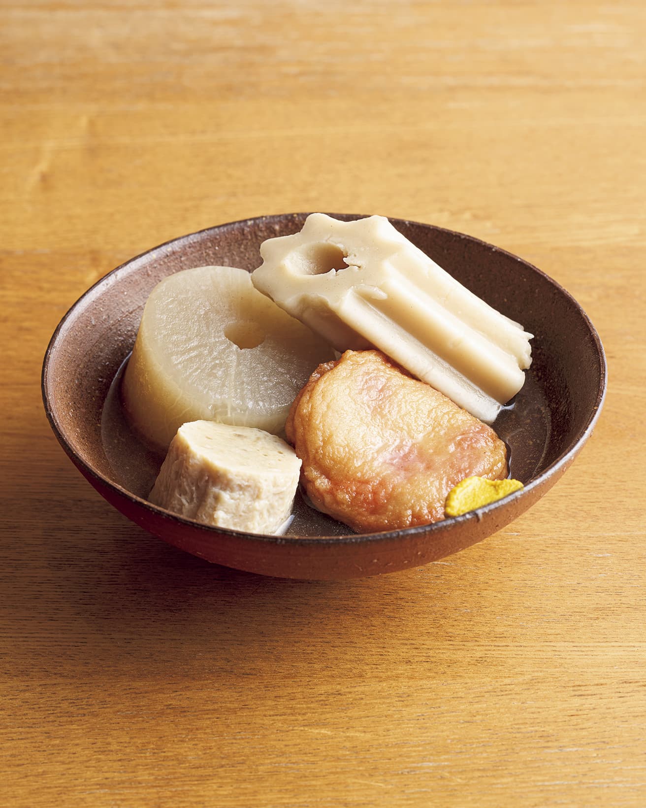 おでん各種（ちくわぶ、すじ、生姜天、ふたば農園の大根。1品150円～）。