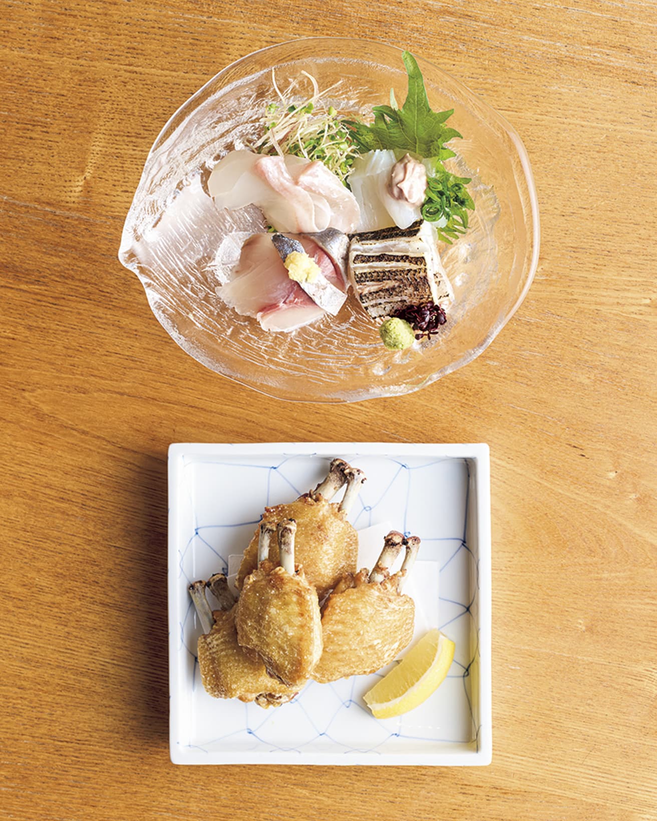 高知宿毛漁港直送の刺身盛り合わせ、パリパリの手羽先唐揚げ。