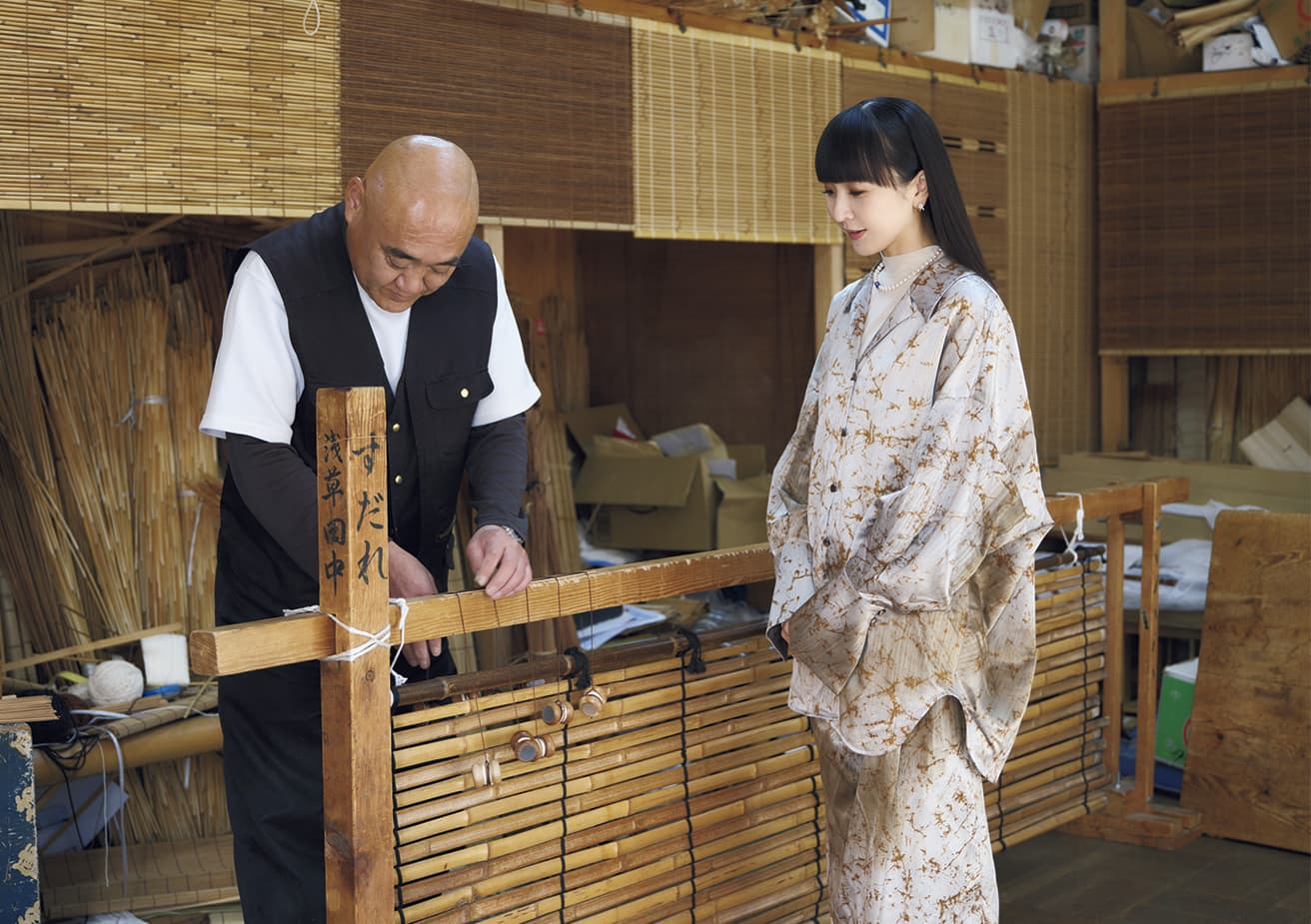 江戸簾の伝統工芸士、〈田中製簾所〉5代目の田中耕太朗さんと。屋外用、室内用の簾のほか、屏風に仕立てた応用簾や巻き簾などの小物も作る。「簾がある暮らしにずっと憧れていたんです」とかしゆか店主。