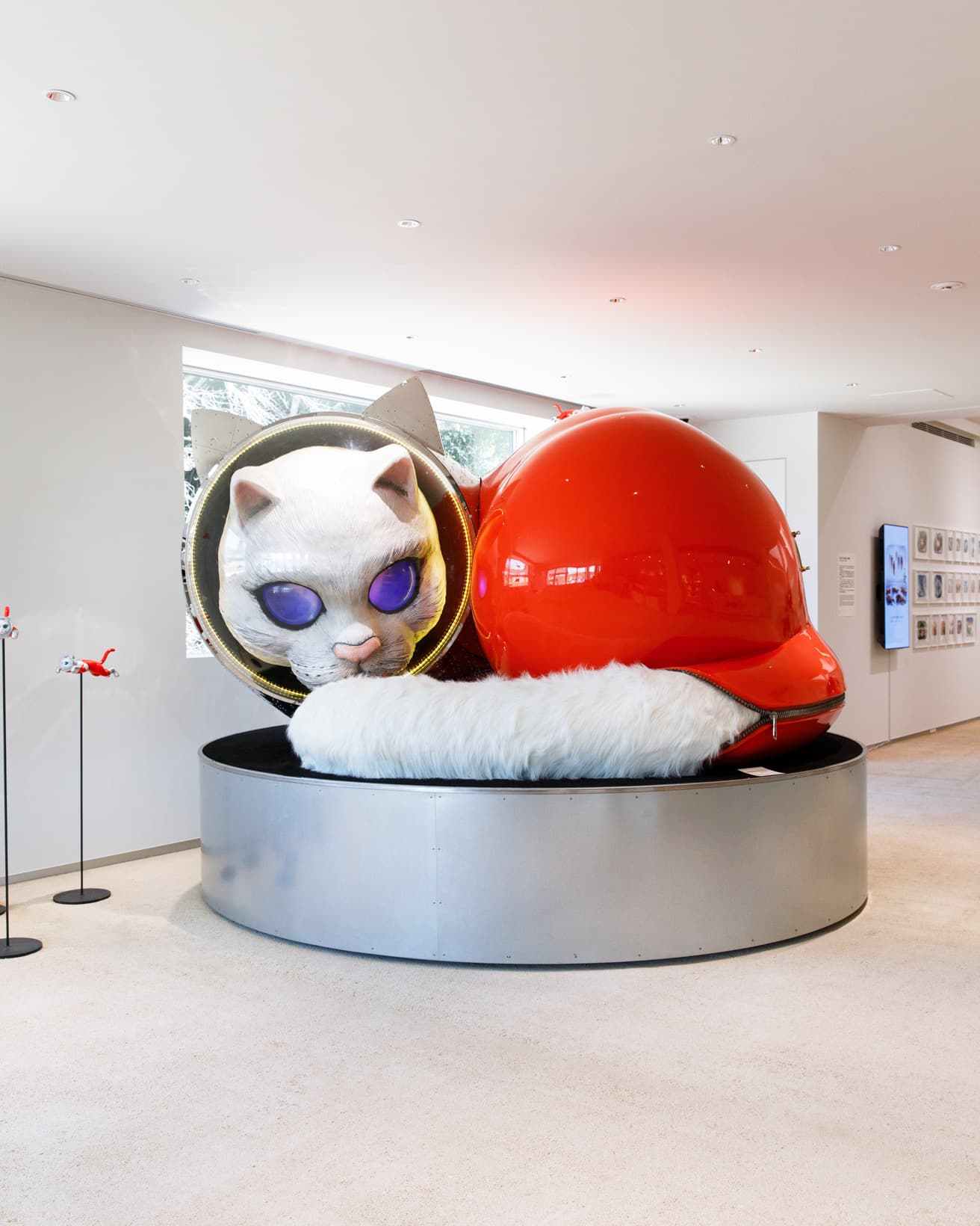 入館すぐにお出迎えしてくださるのは立体の宇宙猫作品《SHIP’S CAT(Mofumofu22)》（2022）。ちょっぴり脱げかけたウエアからはみ出したモフ尻尾がセクスィー☆
