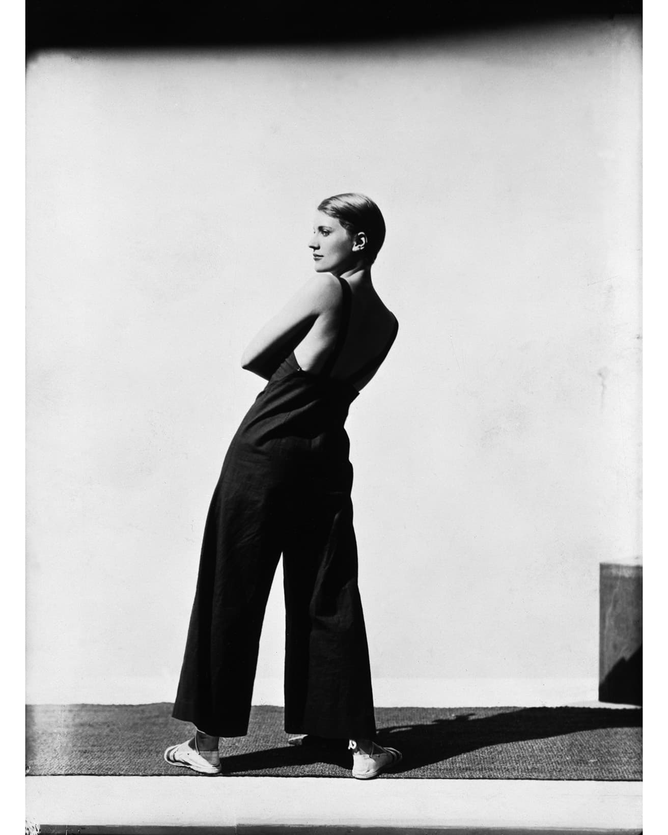 《Lee Miller, Sailcloth Overalls by Yrande, 1930》モデルはヒューンのスタジオの見習いでもあったリー・ミラー。©The George Hoyningen-Huene Estate Archives