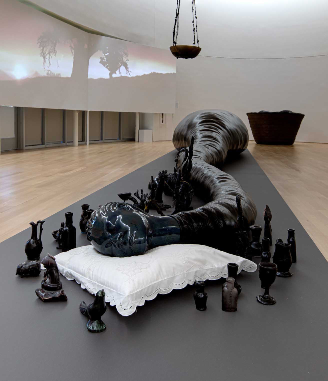 ワンゲシ・ムトゥ《Sleeping Serpent》2014　Courtesy of the Artist and Victoria Miro London. 	
