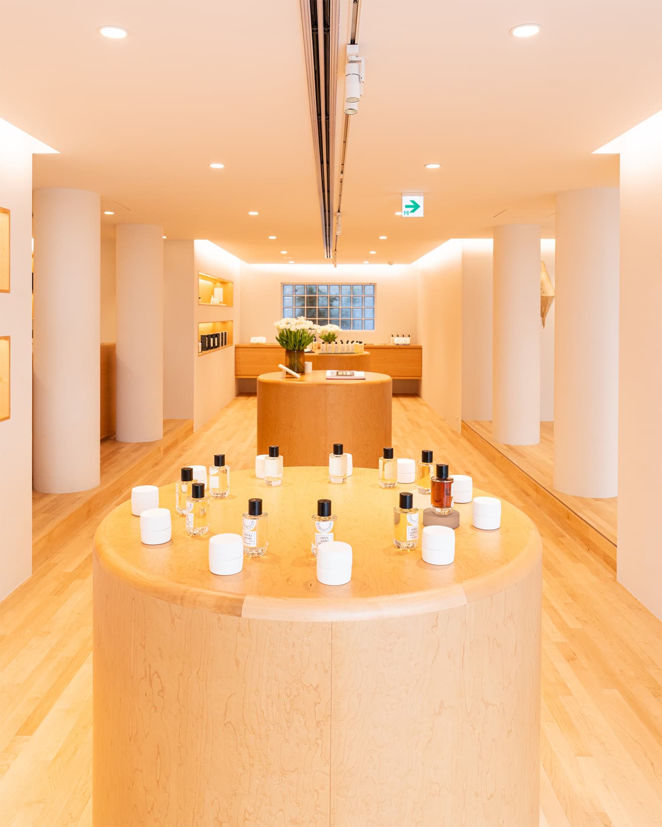 店舗デザインにおけるポイントは、「リチュアル」と「クラシック」。入って左側の売り場では、〈NONFICTION〉の香水の全ラインナップが並ぶ。