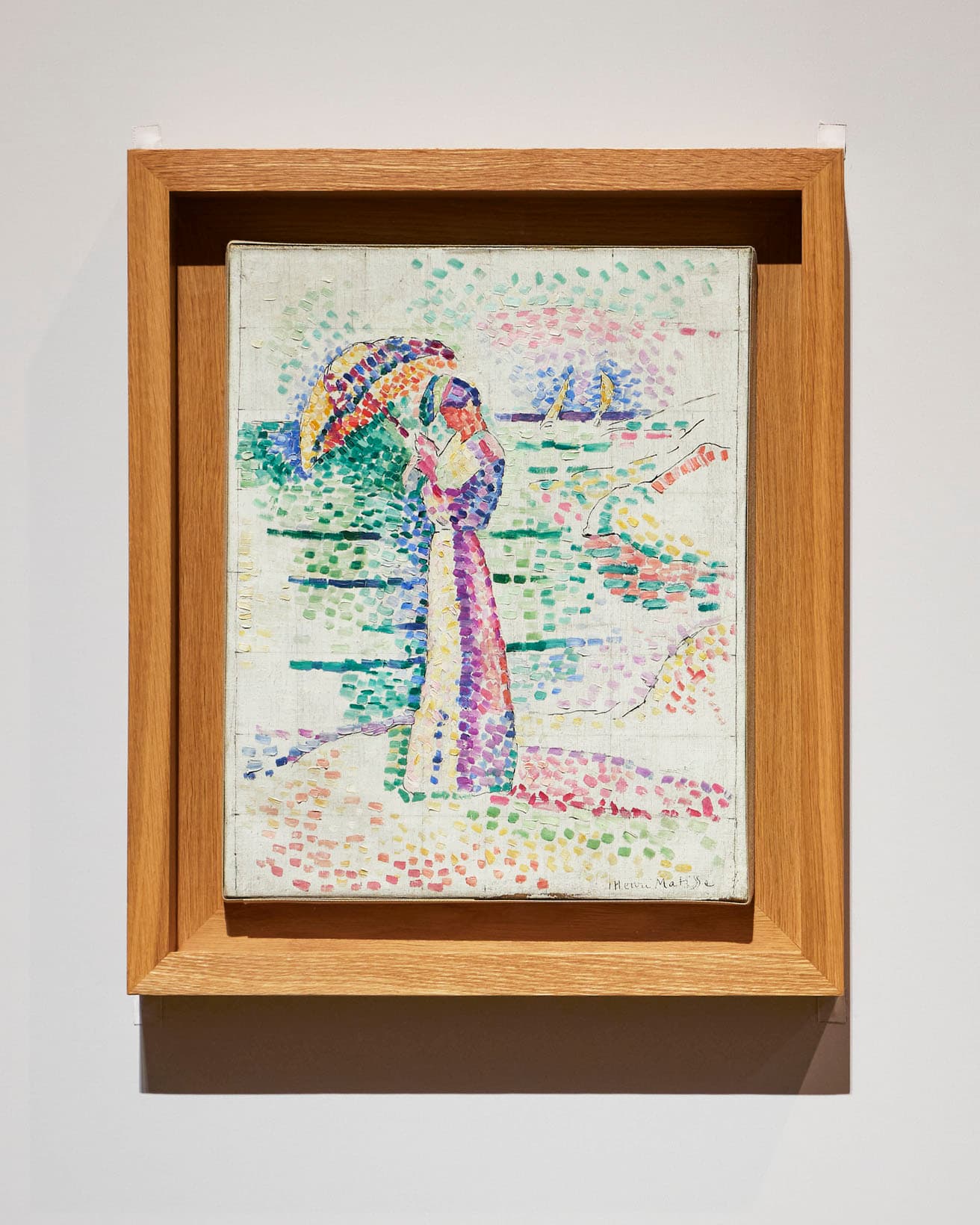 アンリ・マティス《日傘を持つ婦人》1905年。ニース市マティス美術館蔵。© Succession H.Matisse　人物の背景の、水平に引かれた緑色の点描で奥行きを表す。
