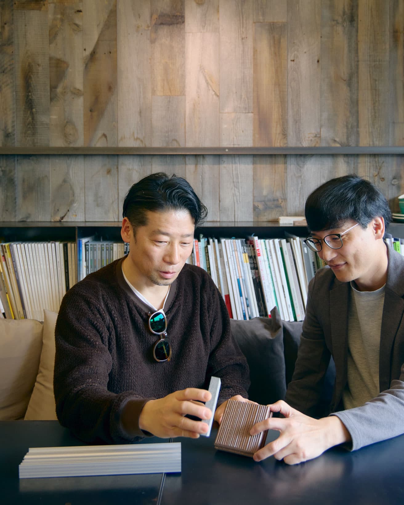 山崎さんから谷尻さんに素材を説明。さまざまな原材料から作られた再生素材で、その素地の色そのものに魅力がある。