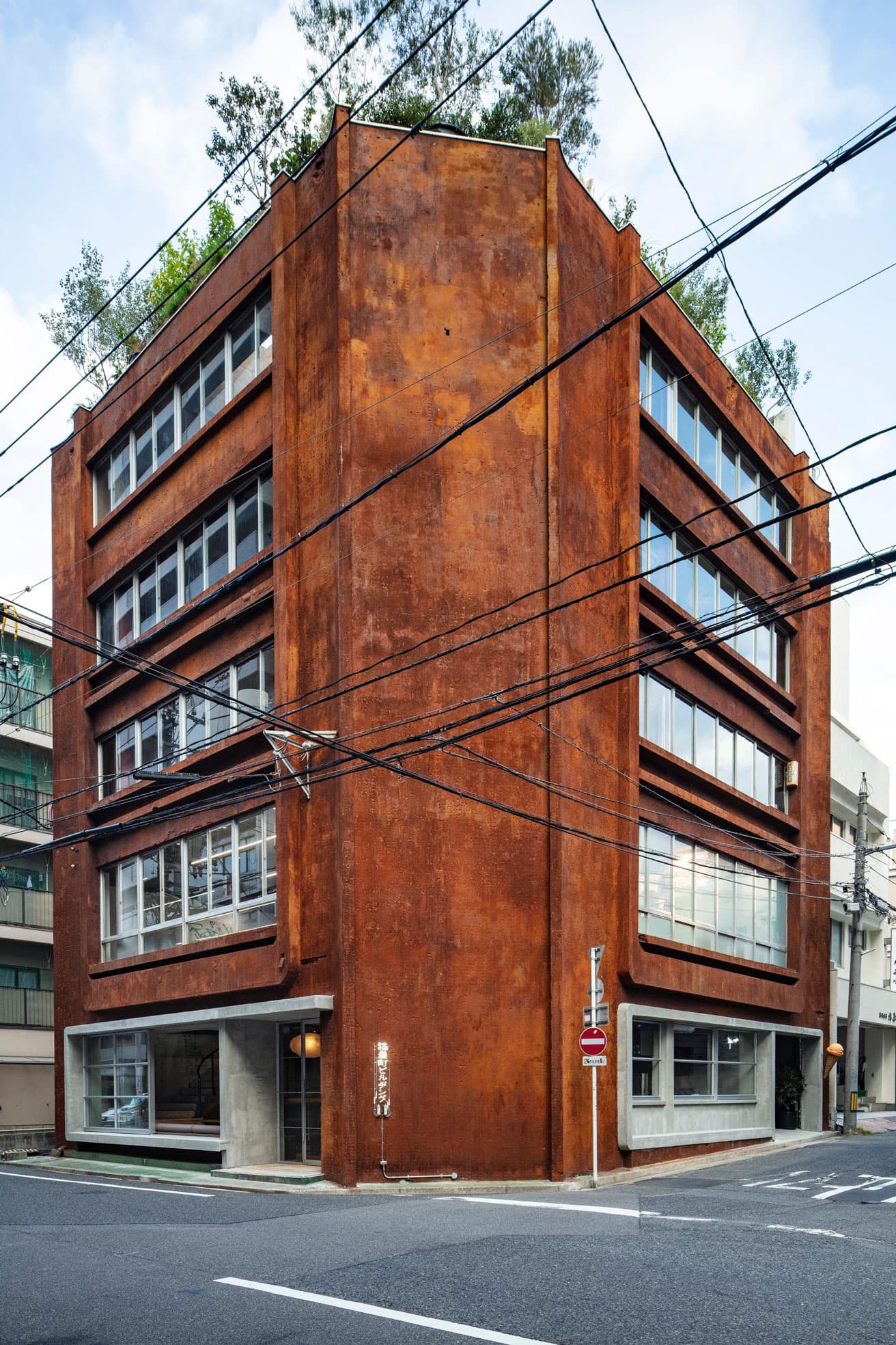 広島市中区にある歴史的な建物をサポーズデザインオフィスがリノベーション。歴史的建物の価値を尊重しつつ、空間を現代のニーズに合わせて再生。photo_Kenta Hasegawa
