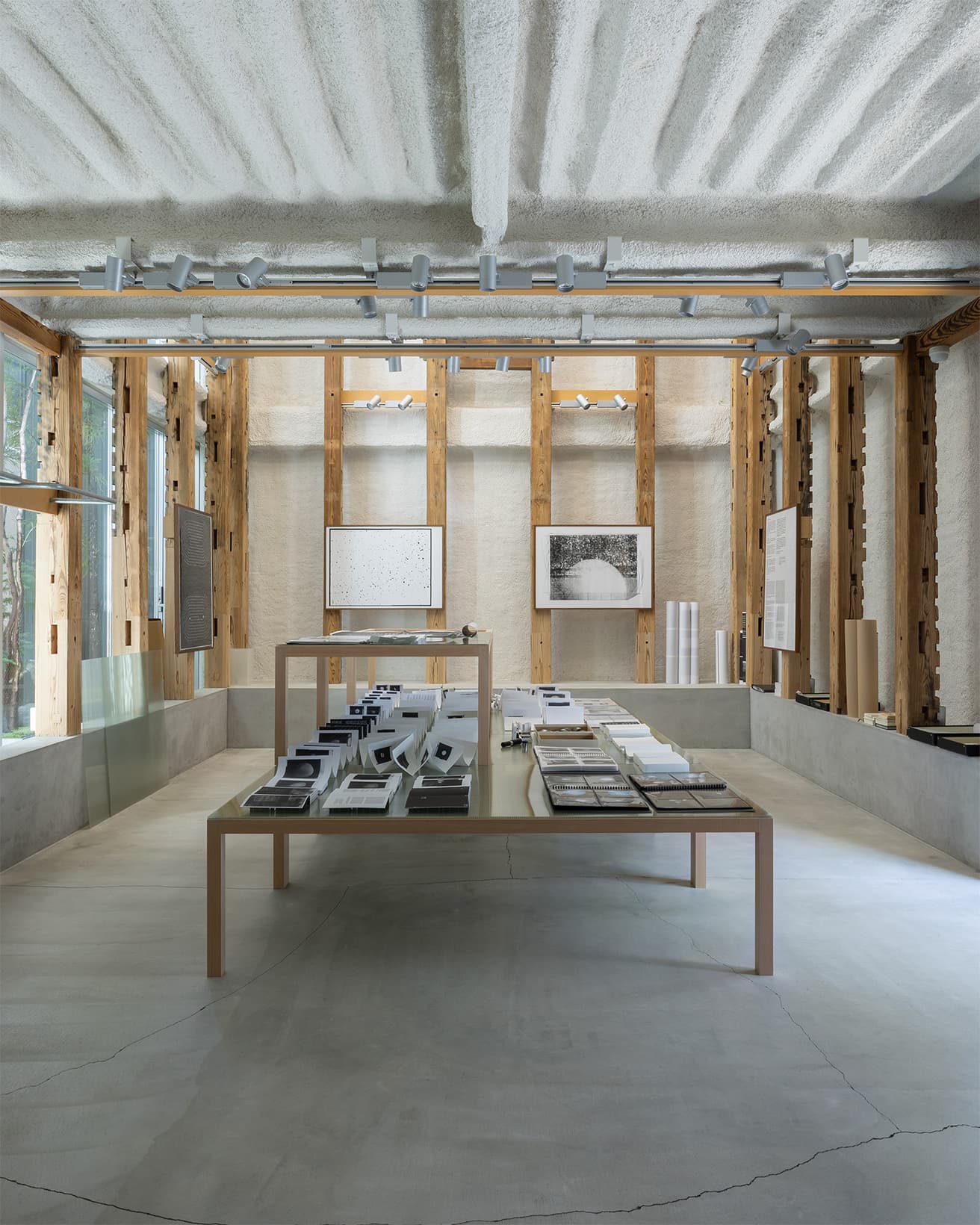 〈T-HOUSE New Balance〉での展示。