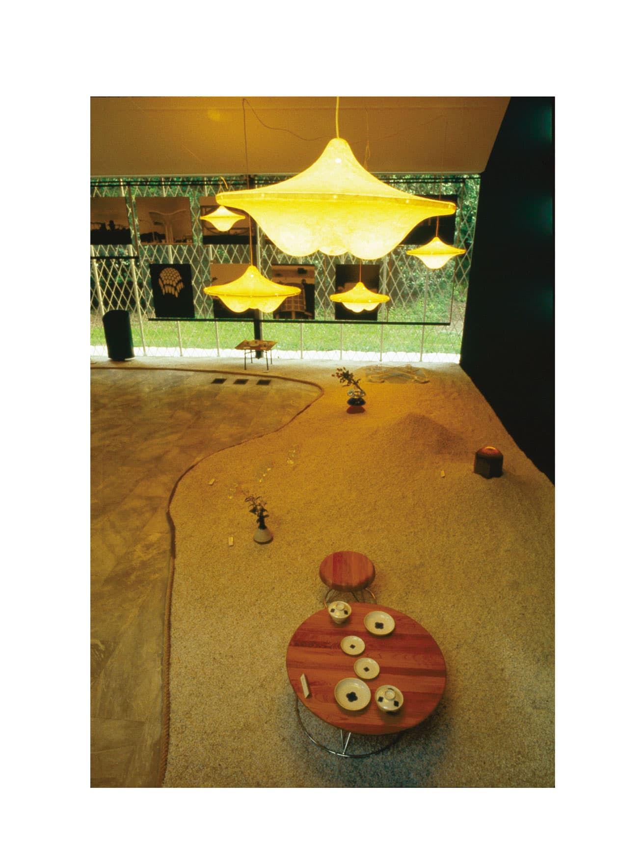 1980年、イタリア〈ミラノ市近代美術館〉で行われた柳宗理の個展『デザイナー柳宗理・1950〜1980年の作品』での展示の様子。